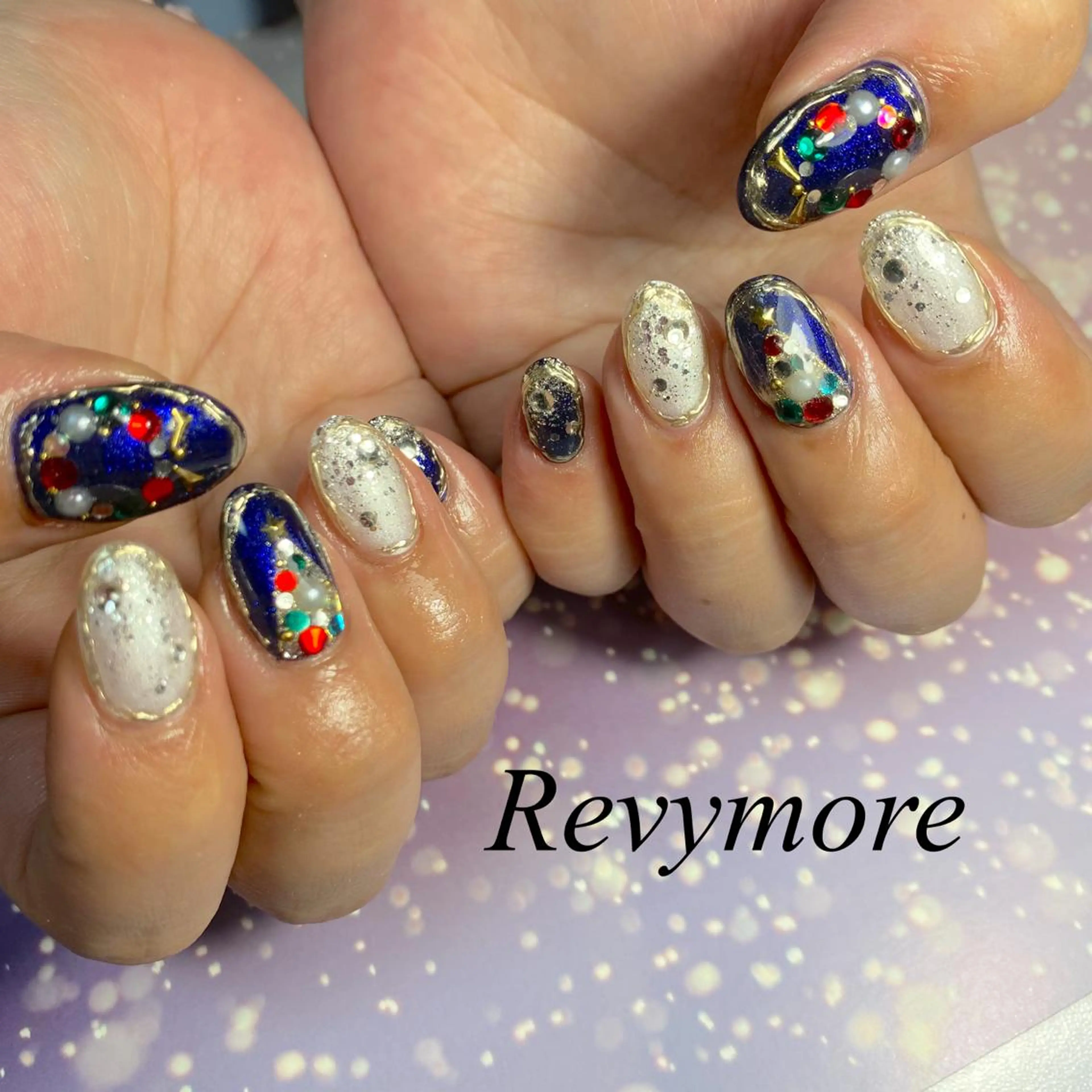 ミディアム ネイル クリスマス ジェルネイル ゴージャス ミラーネイル ニュアンスネイル nail salon Revymoreのネイルデザイン