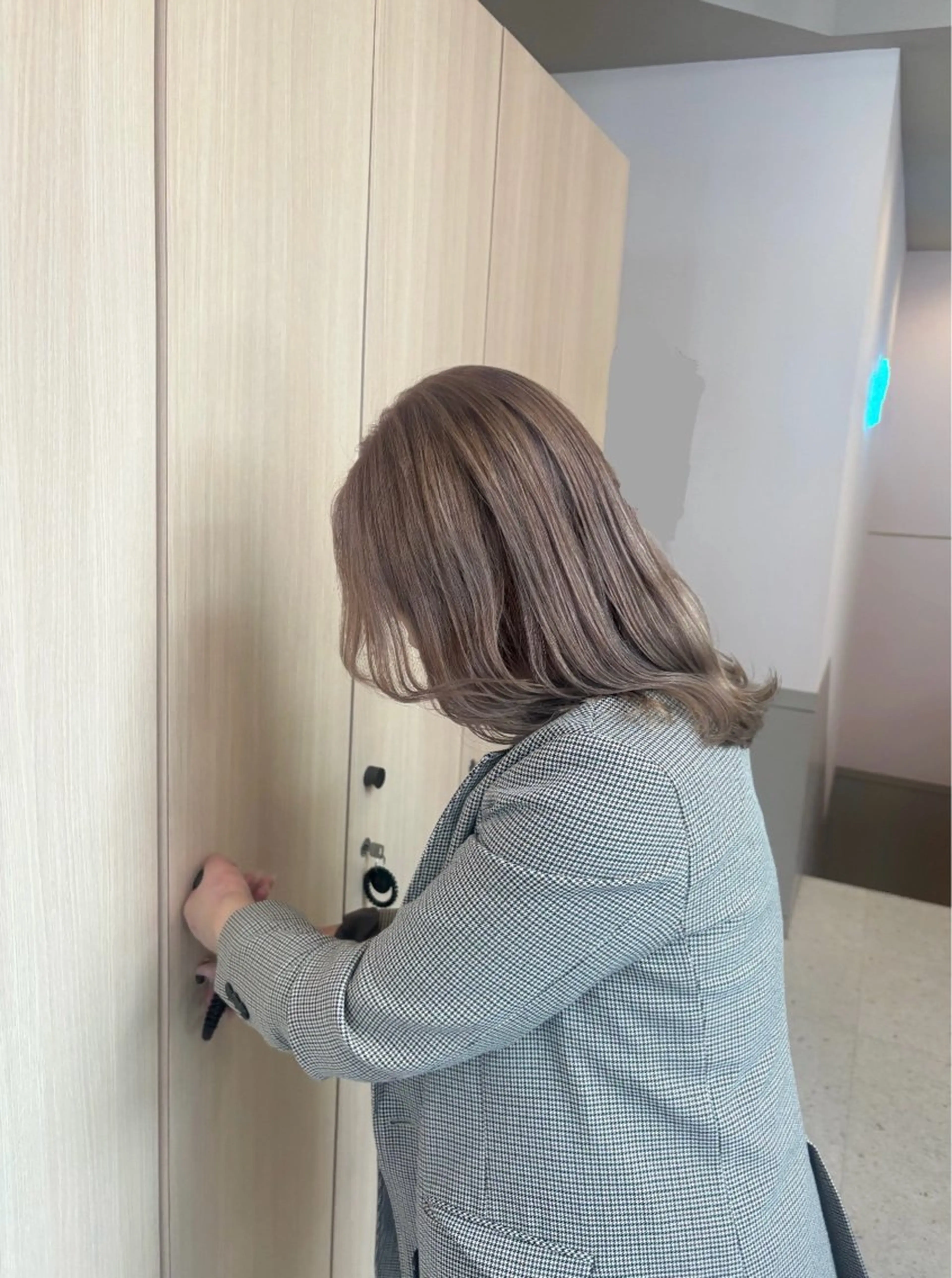 ミディアム カラー ベージュカラー シルバー シルバーベージュ rio .のヘアスタイル