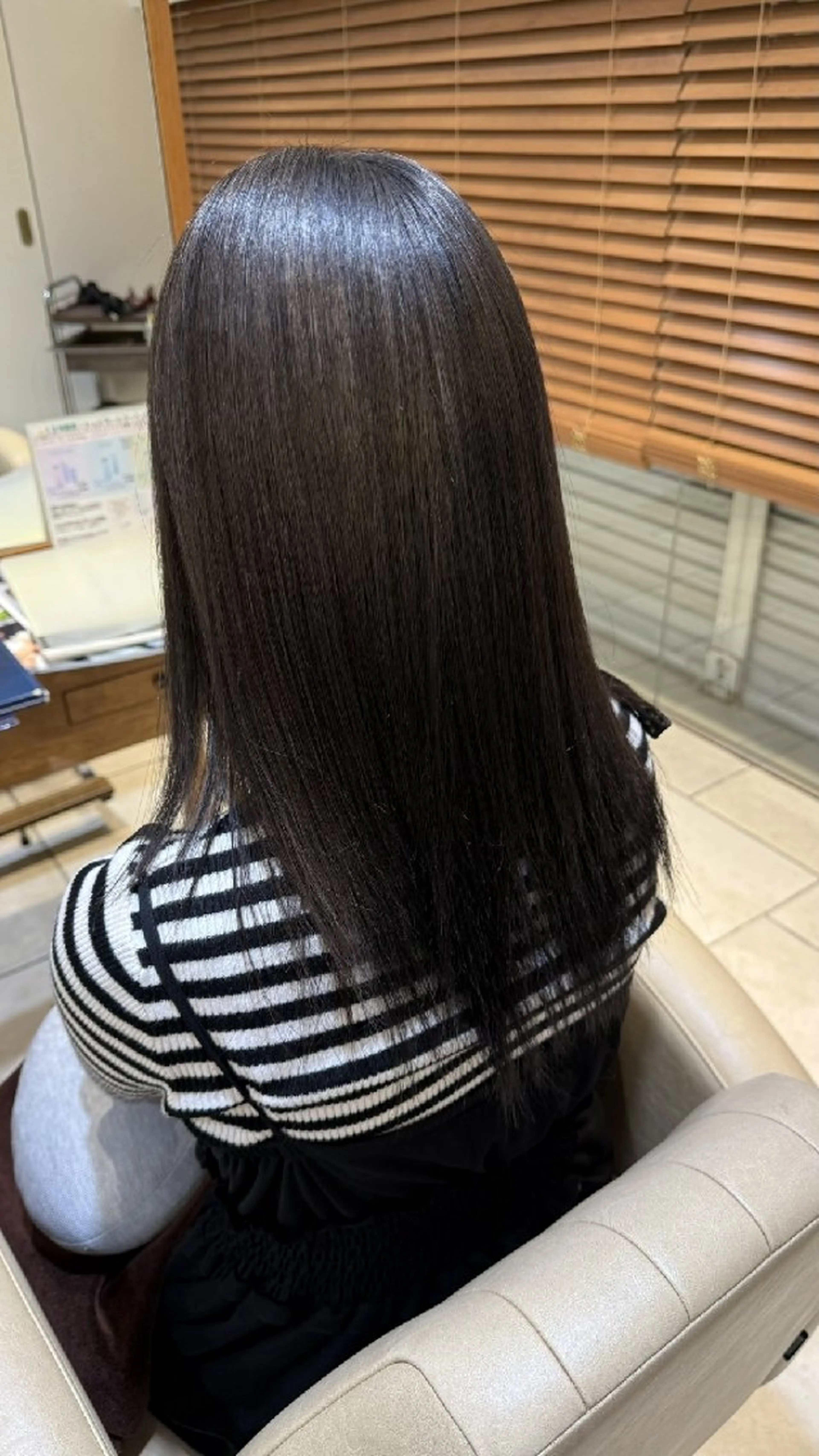 ロング カラー ブリーチ シルバー preak TOMOのヘアスタイル