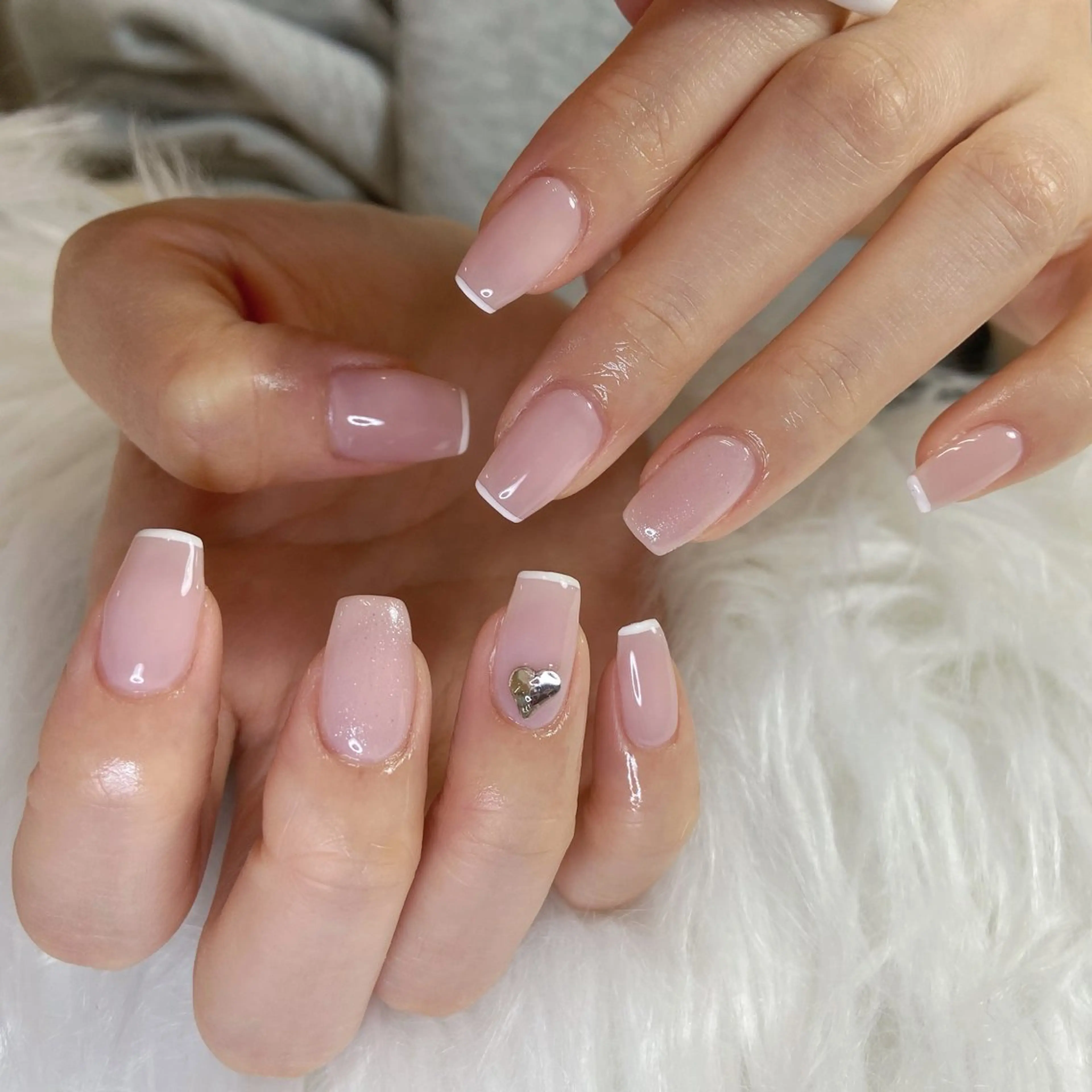 ネイル アートネイル フレンチネイル ガーリー キラキラネイル 韓国ネイル ハンドネイル Kanako 💫のネイルデザイン