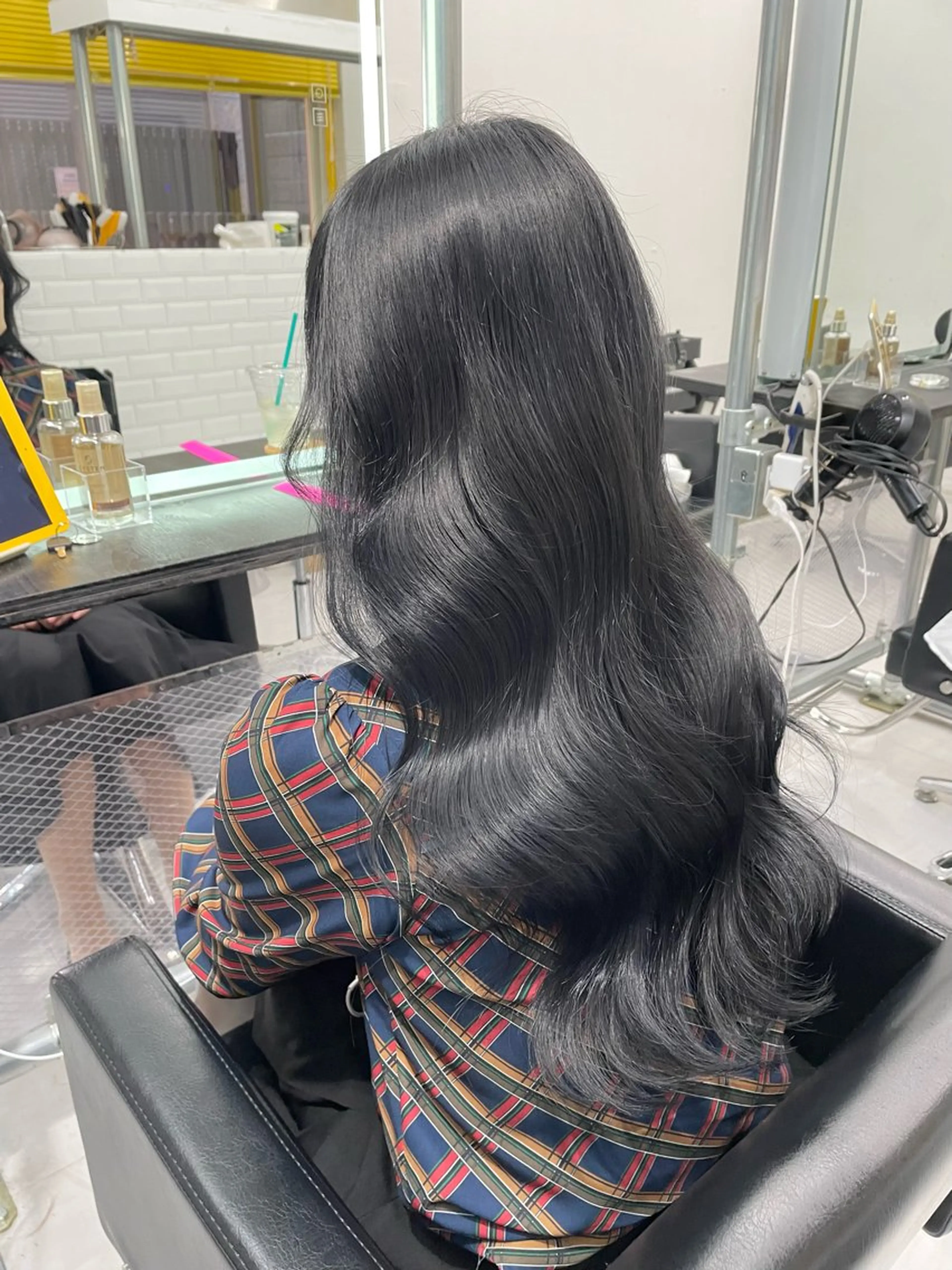 ロング ヘアカラー ミルクティーベージュ オリーブグレージュのヘアスタイル