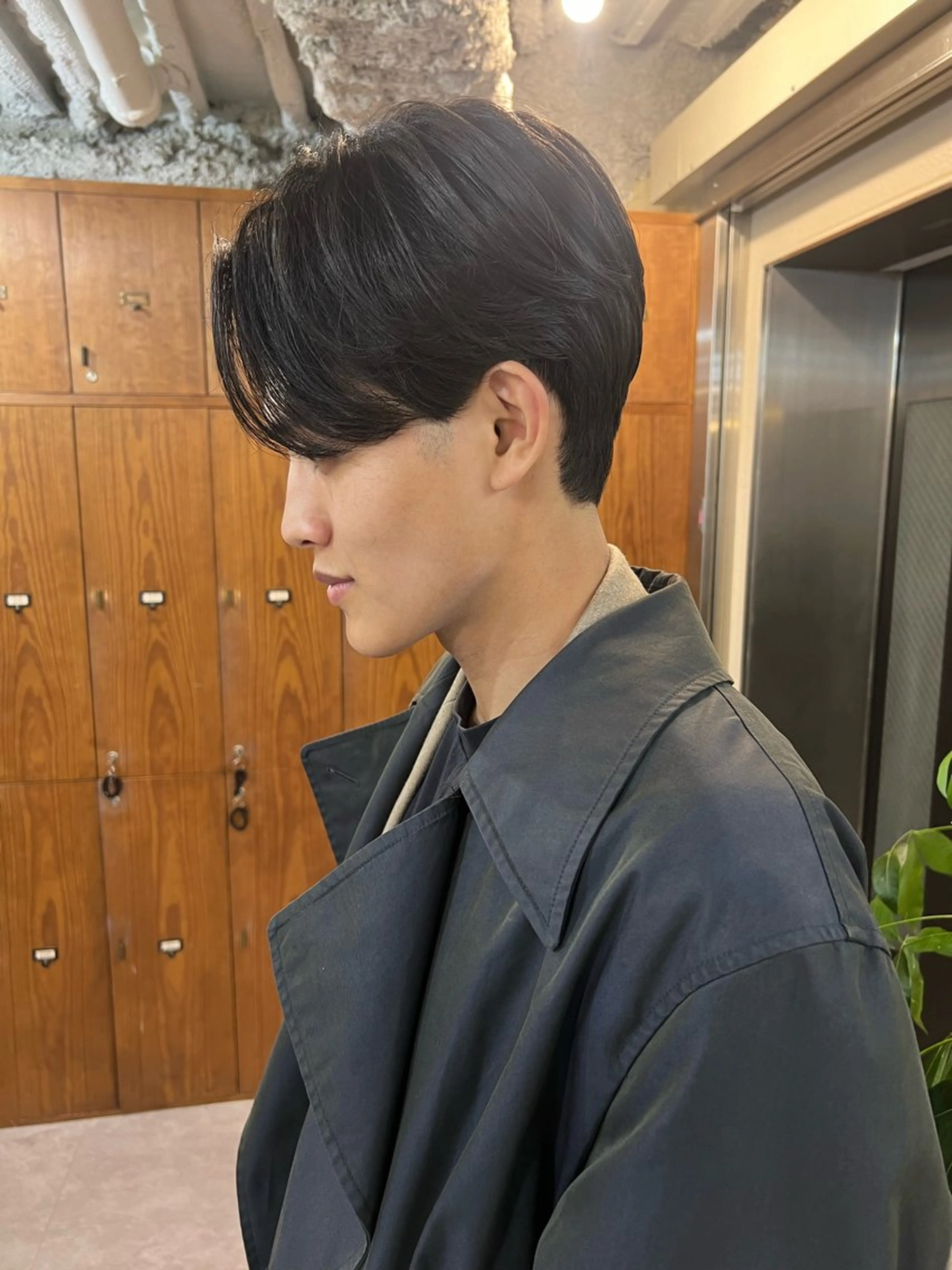 ミディアム メンズ メンズ職人/センター パート/富沢真斗のヘアスタイル