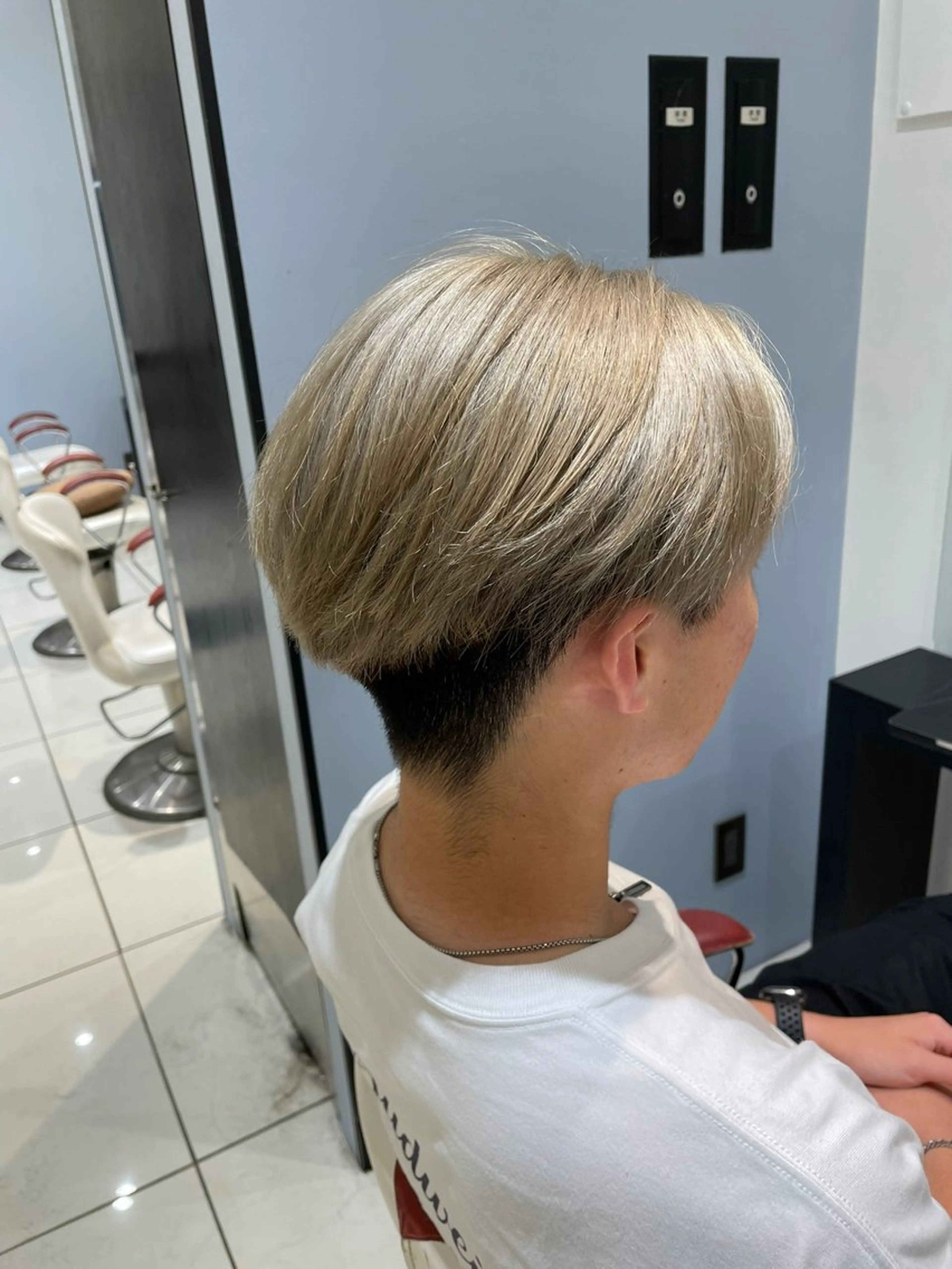 カラー ベージュカラー ブリーチ ホワイトベージュ ヘアカラー トリートメント 渡辺 広輝のヘアスタイル