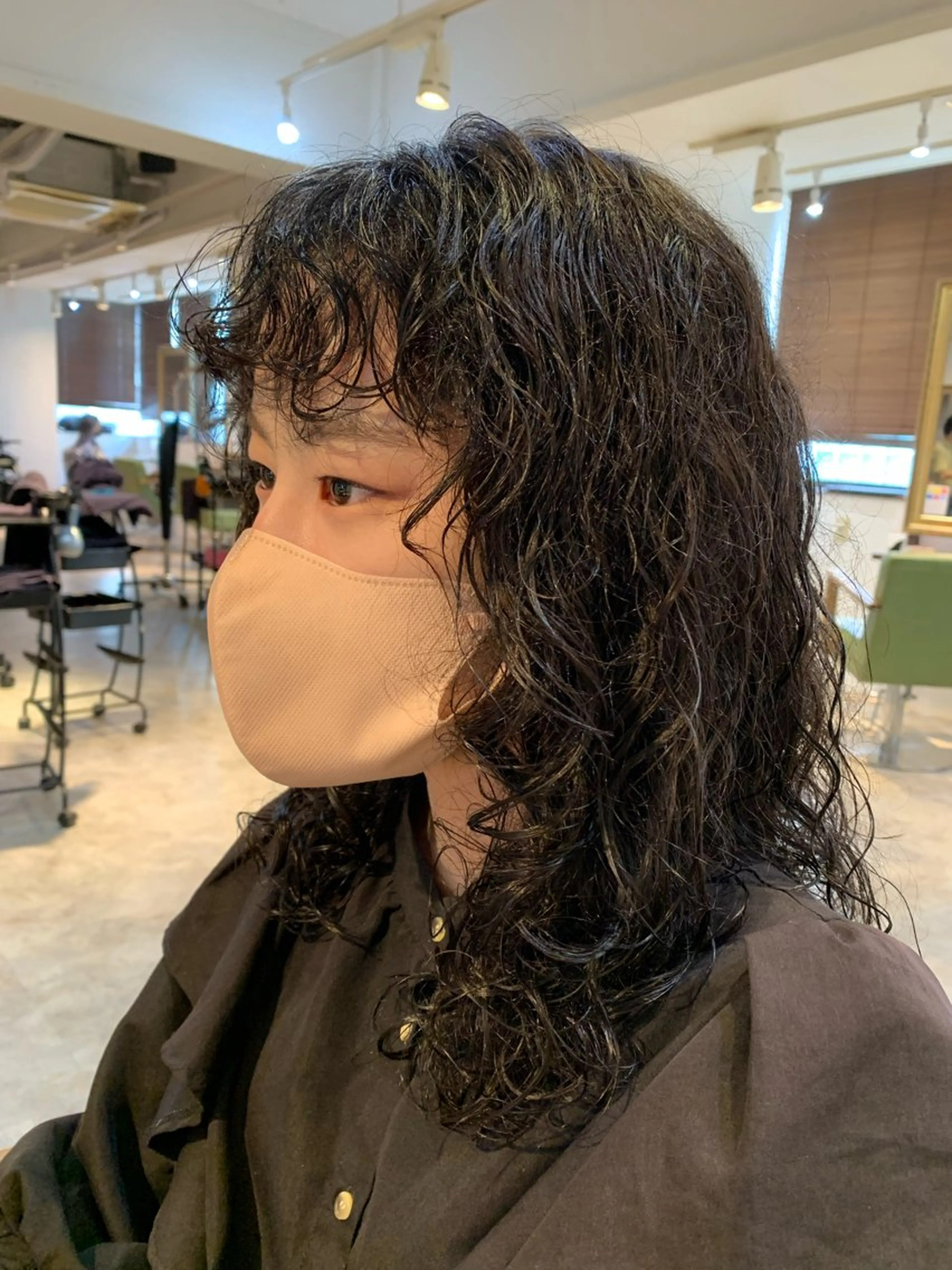 ミディアム パーマ ミディアムレイヤー くせ毛 レイヤーカット newi saLyu 片岡ふきのヘアスタイル