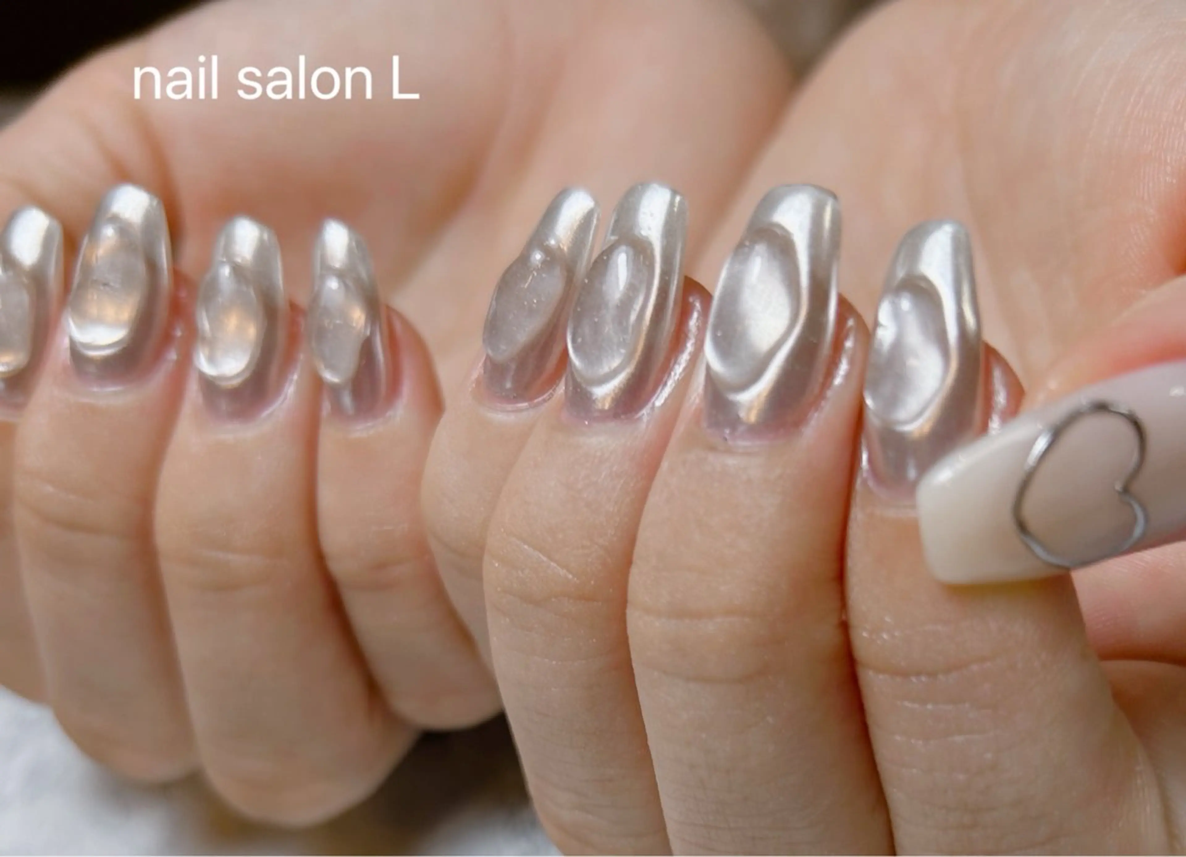 ネイル 氷ネイル・うるうるネイル ミラーネイル 持ち込み ぷっくりネイル シルバー ハンドネイル 吉川市 ネイルサロンLのネイルデザイン