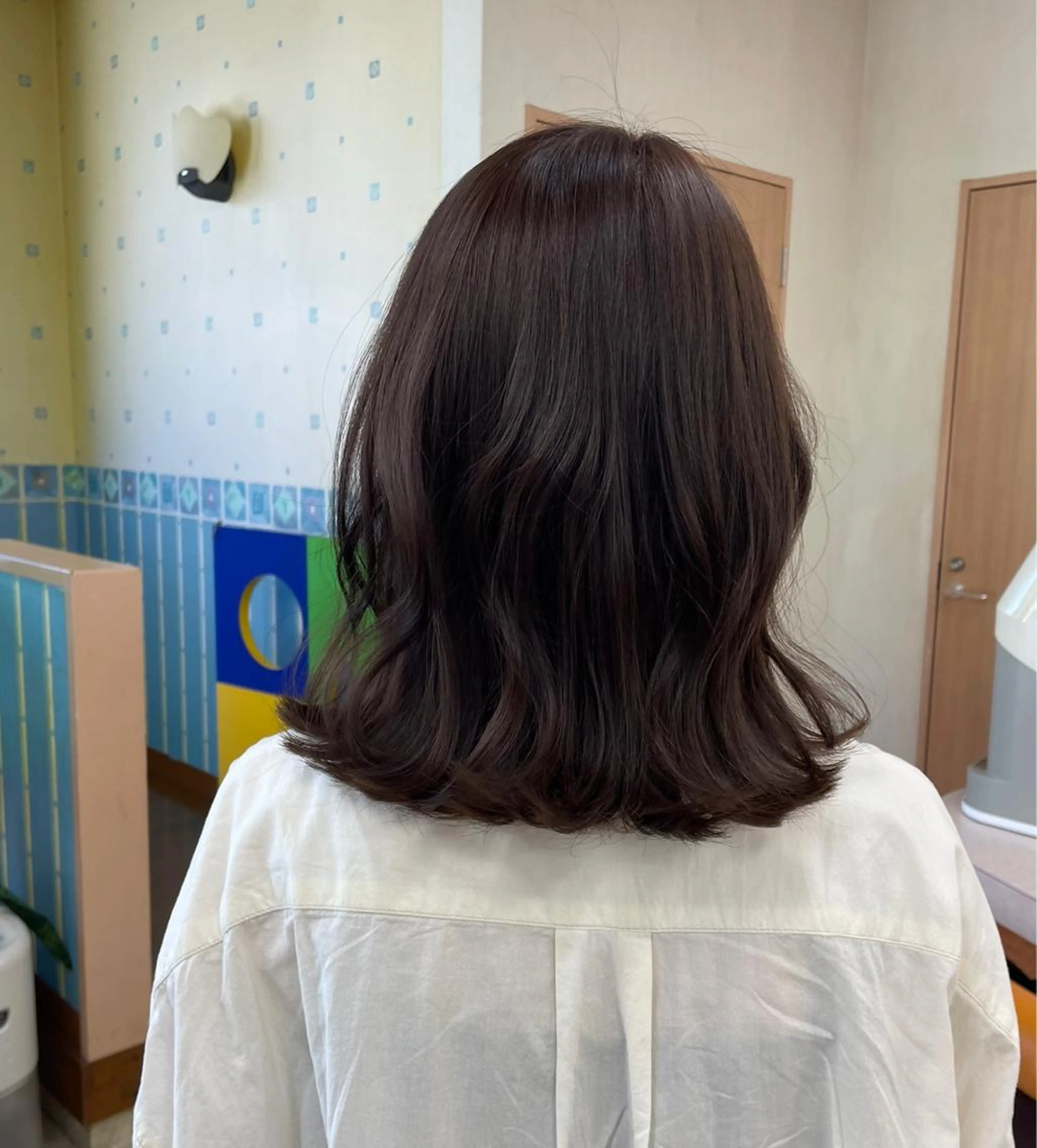 ミディアム カラー グレージュ yui .のヘアスタイル