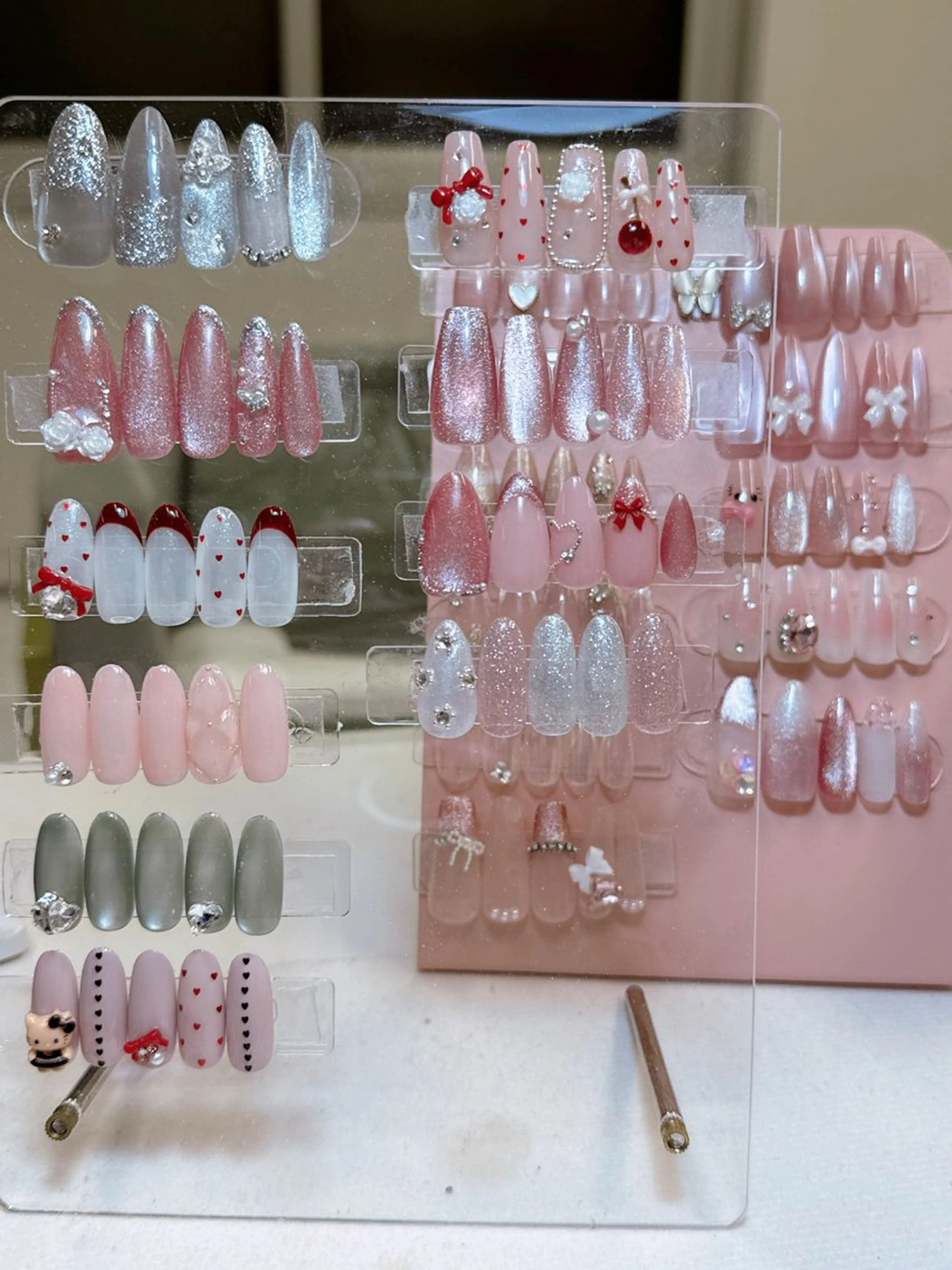 ネイル フラッシュネイル フラッシュマグ フレンチネイル ガラスフレンチ キラキラネイル ハンドネイル Queeens nailのネイルデザイン