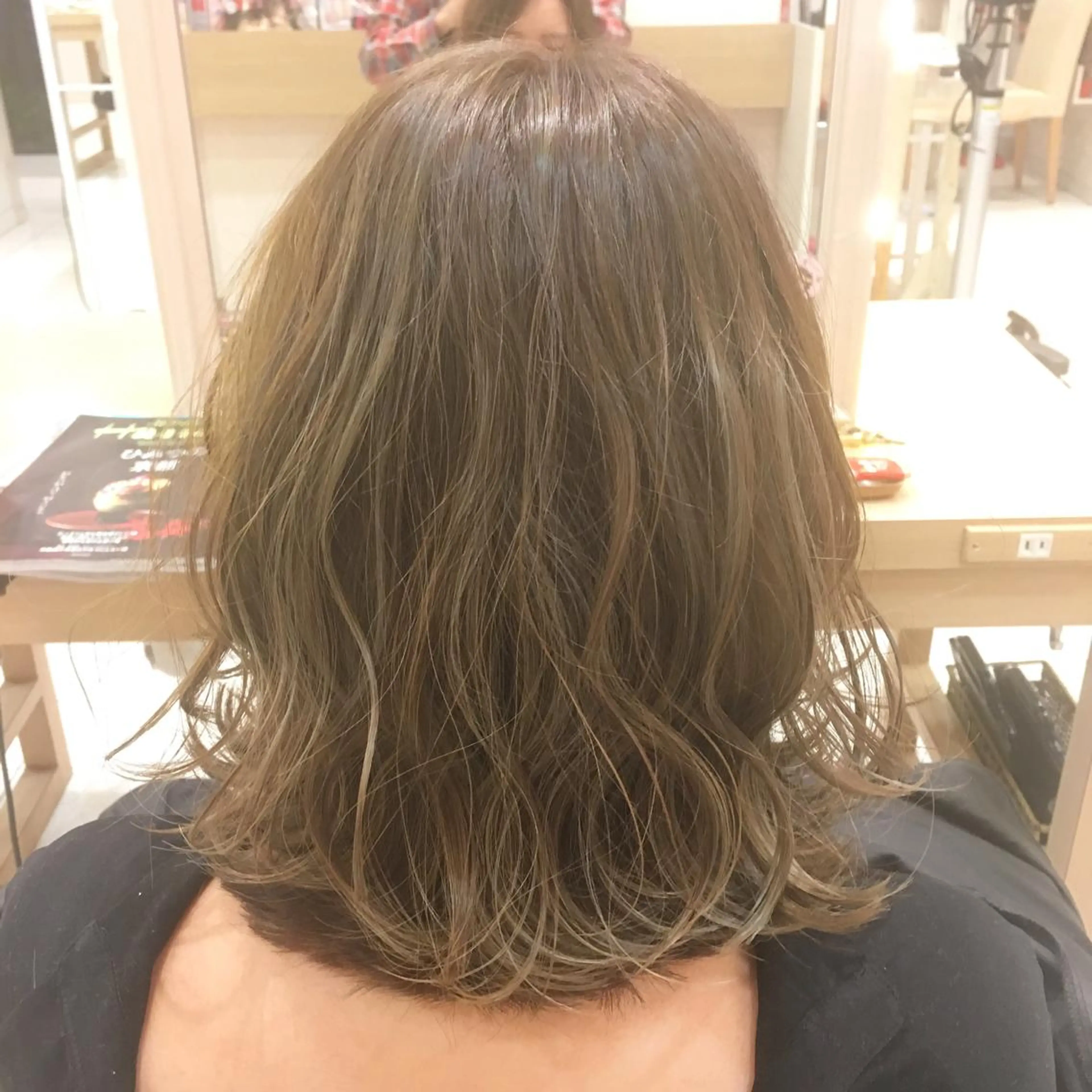 ミディアム カラー ベージュカラー ハイライトカラー ハイライト 小田原NO1 美容師 飯田飛翔のヘアスタイル