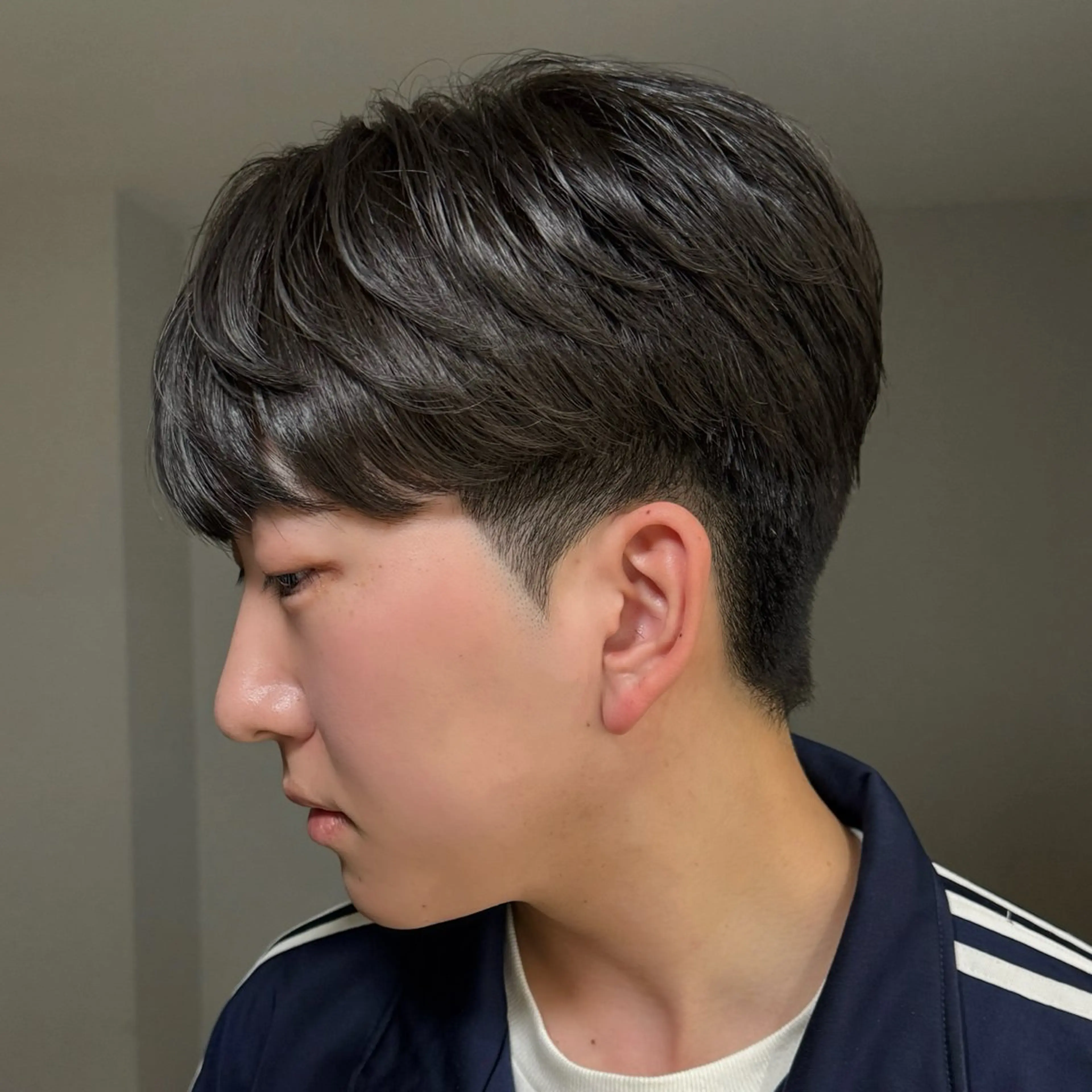 メンズ センターパート ダウンパーマ フェザーパーマ メンズ韓国風 マッシュ カット センターパート特化/ メンズカット/ヒロキのヘアスタイル