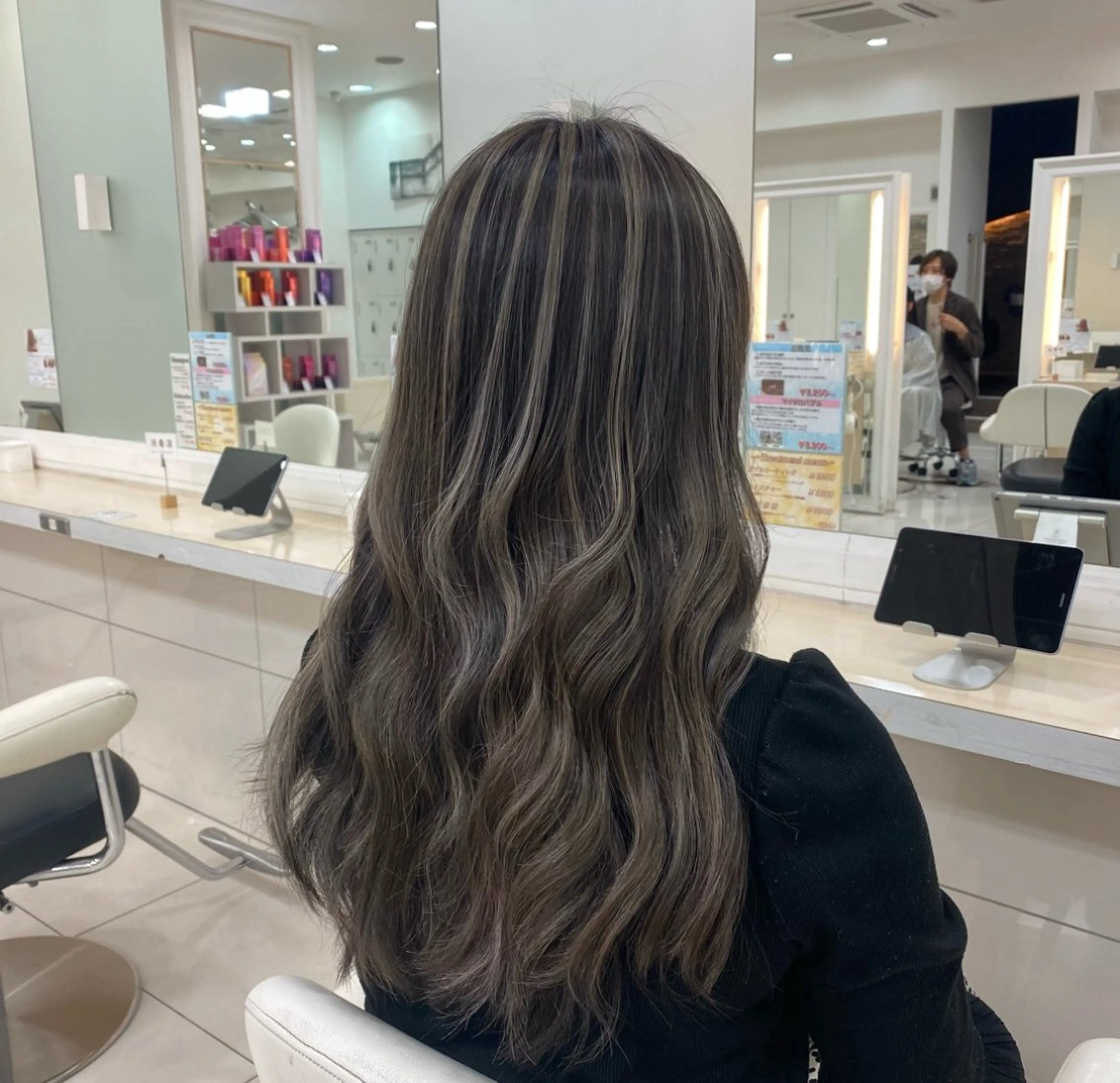 【💎人気No.1💎】透明感×陰影ハイライト✨＋トリートメント💆‍♀️　巻いた時ふんわり立体感🙆の写真