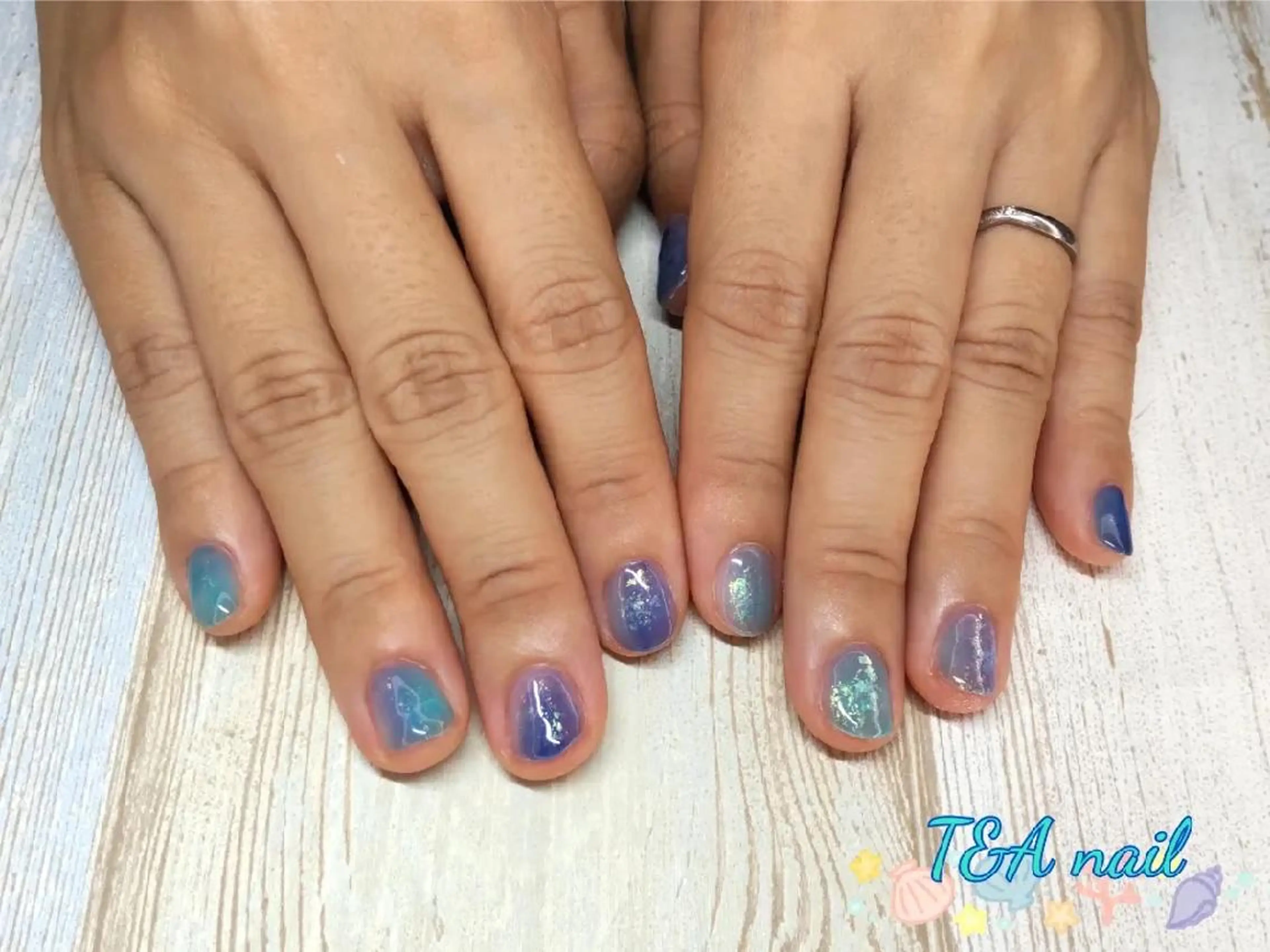 ショート ネイル ショートヘア ブルー ジェルネイル ニュアンスネイル スカルプネイル T&A nailのネイルデザイン