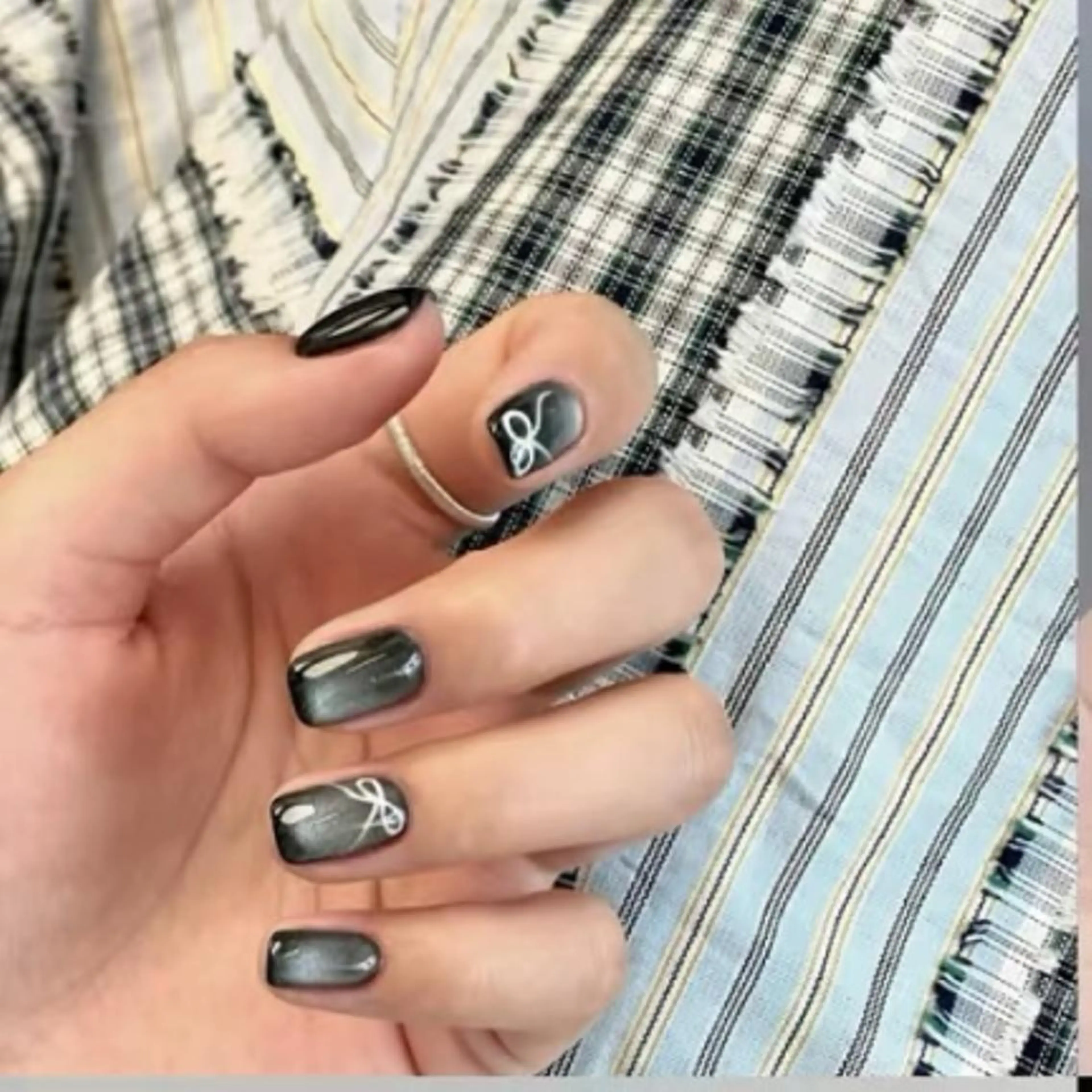 ネイル アートネイル マグネットネイル リボン ハンドネイル 綾香 Nail高円寺のネイルデザイン