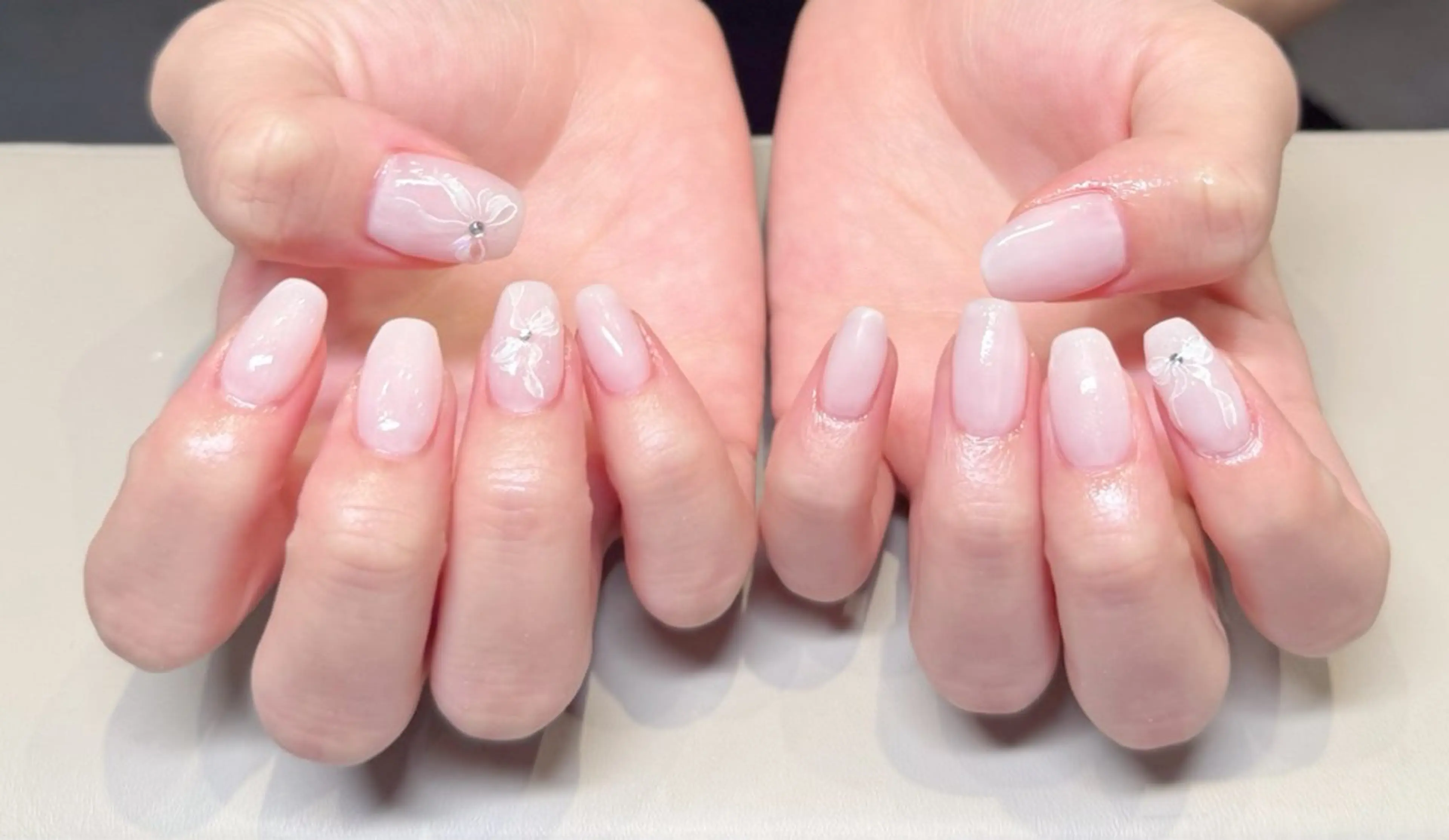 ネイル ストーンネイル ホワイト mau🩵nail 堺筋本町|心斎橋のネイルデザイン