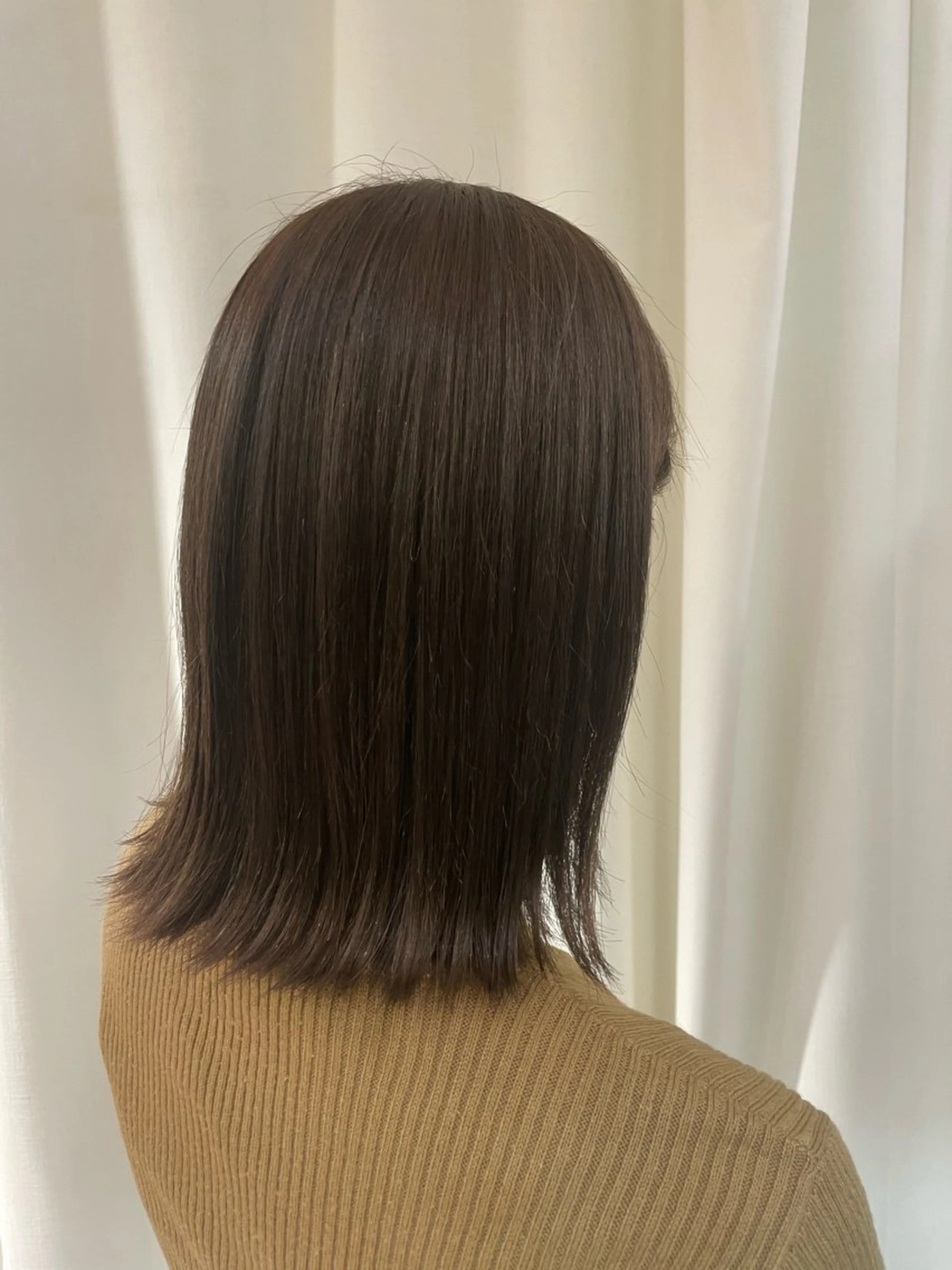 ミディアム カラー 切りっぱなしボブ ベージュカラー ブリーチ ブリーチなしカラー オリーブベージュ 久我 彩音のヘアスタイル