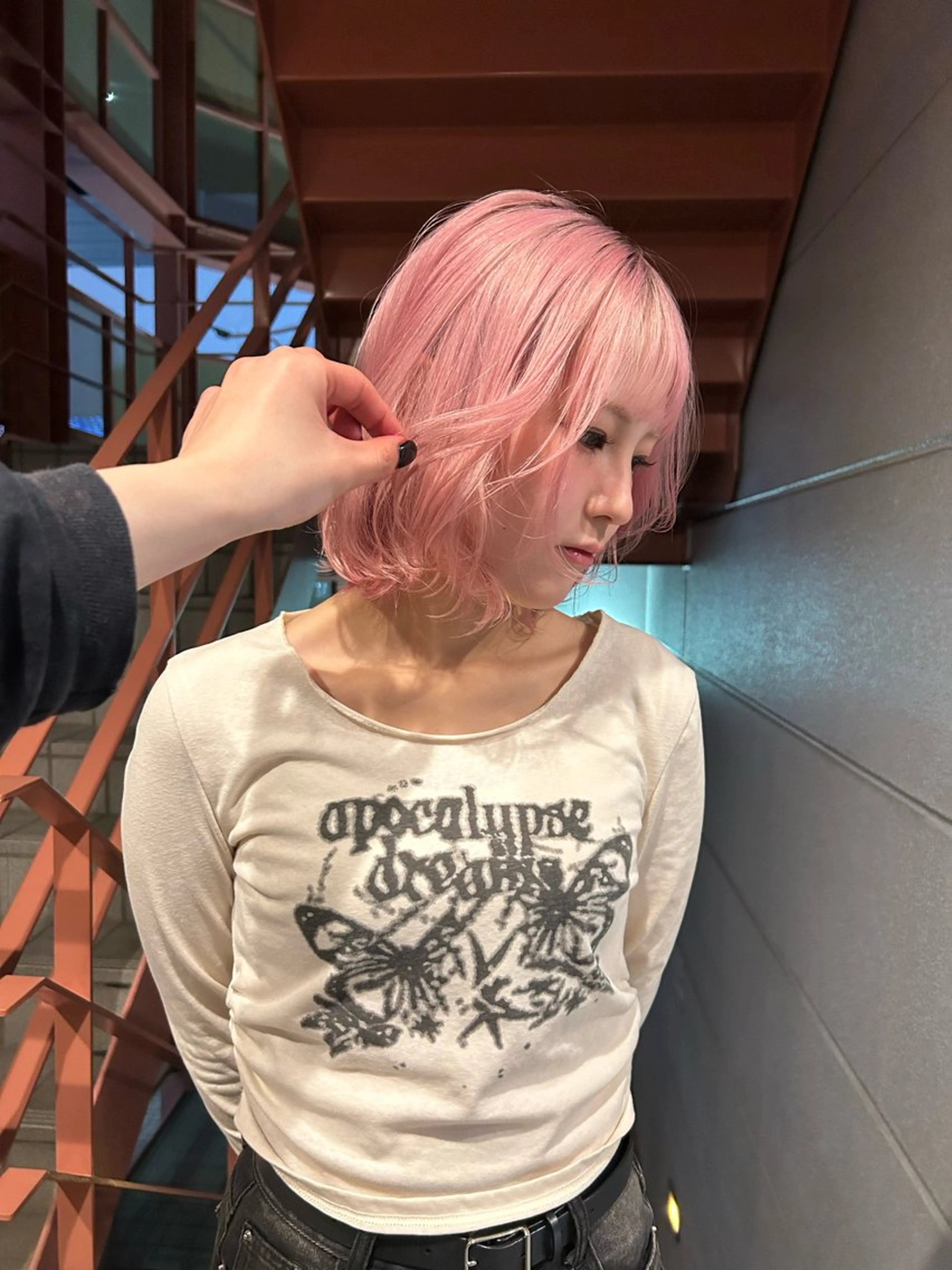 ショート カラー ブリーチ ピンクカラー カット ヘアカラー シオカワ ケンショウのヘアスタイル