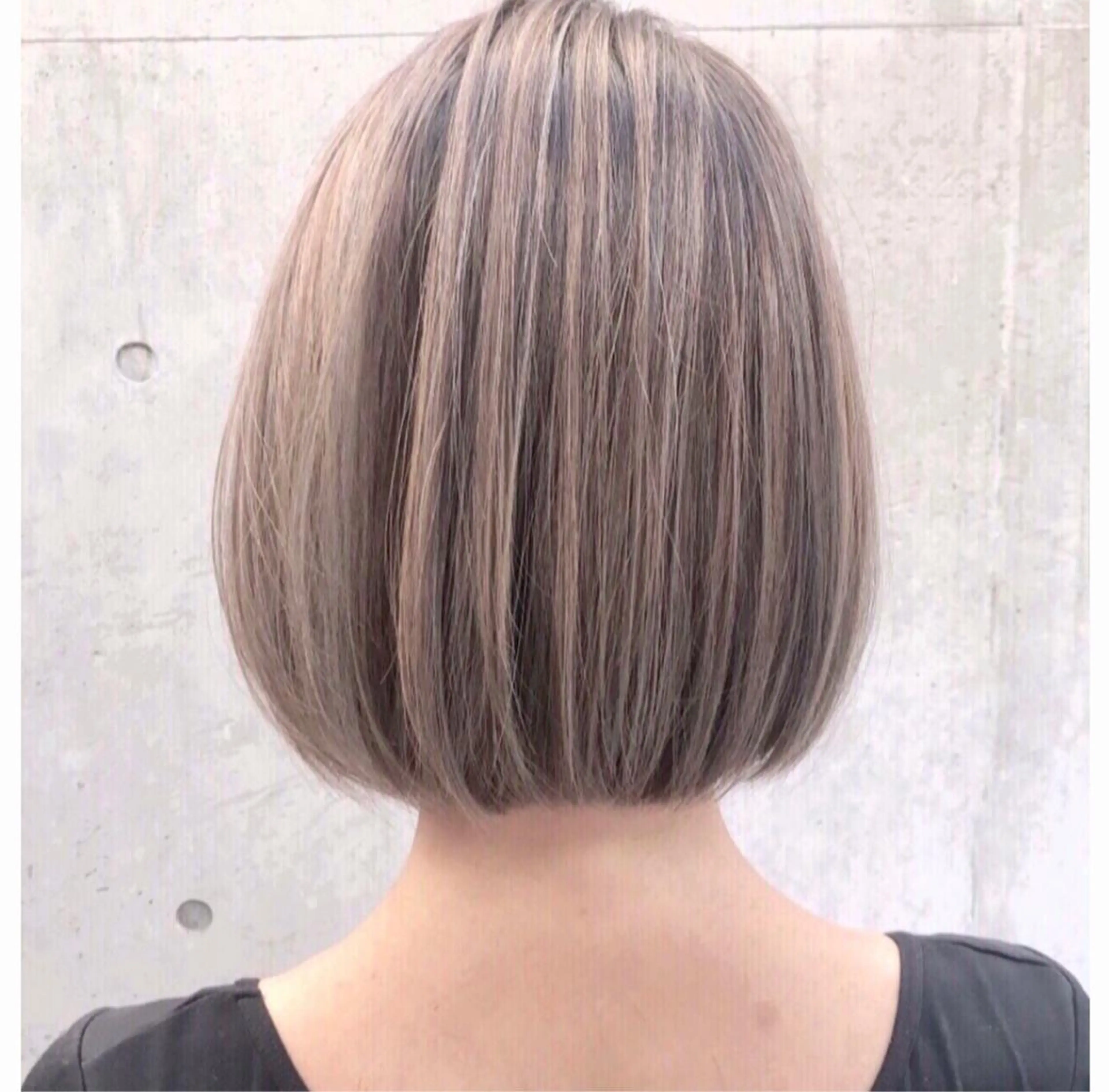 ショート カラー アッシュ ベージュカラー ブルーカラー グレージュ ハイトーンカラー ヘアカラー AKI アキのヘアスタイル