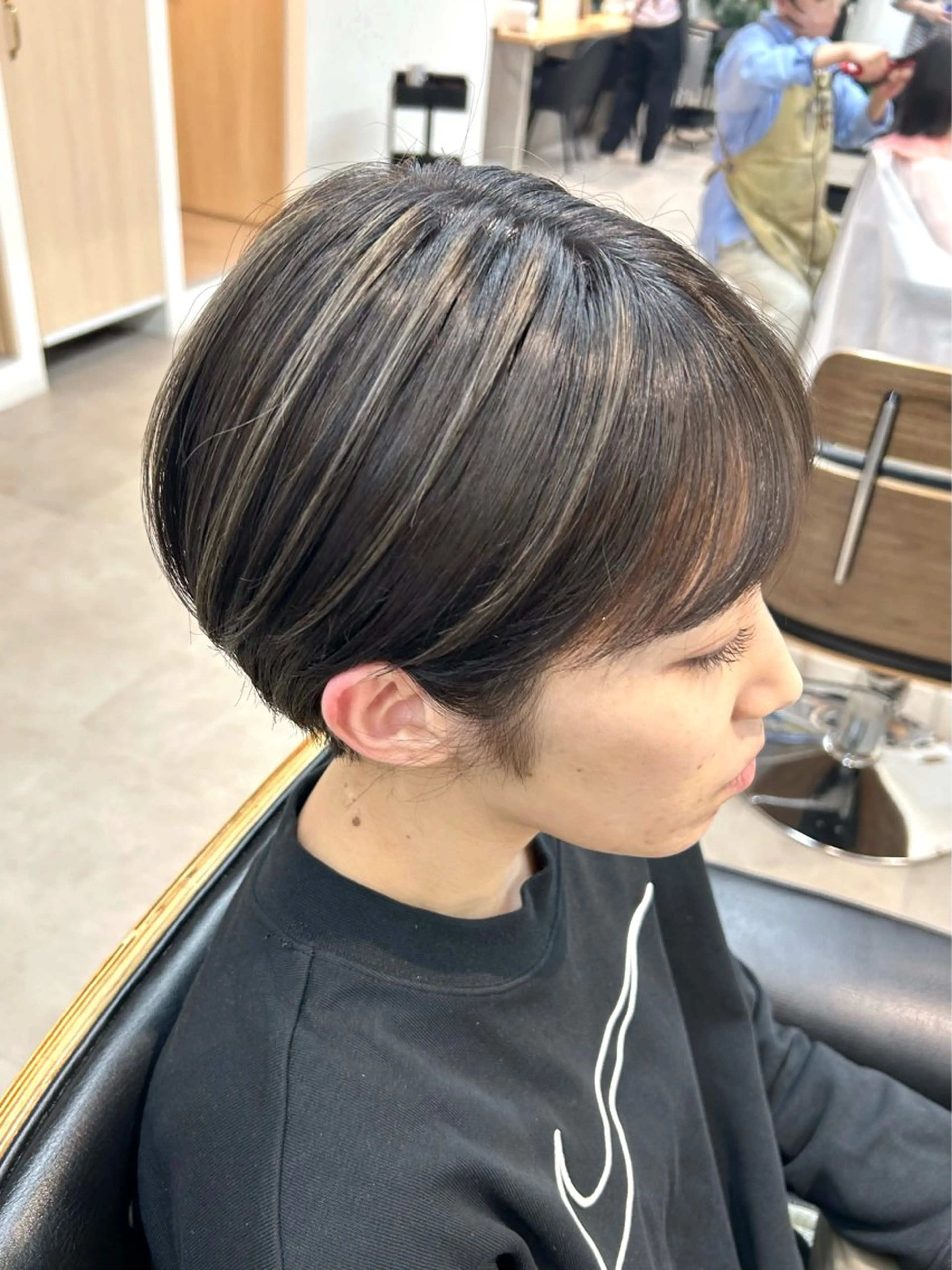 ショート カラー ハイライトカラー ハイライト ショートヘア 艶カラー/レイヤー/ ハイトーン/まなみのヘアスタイル