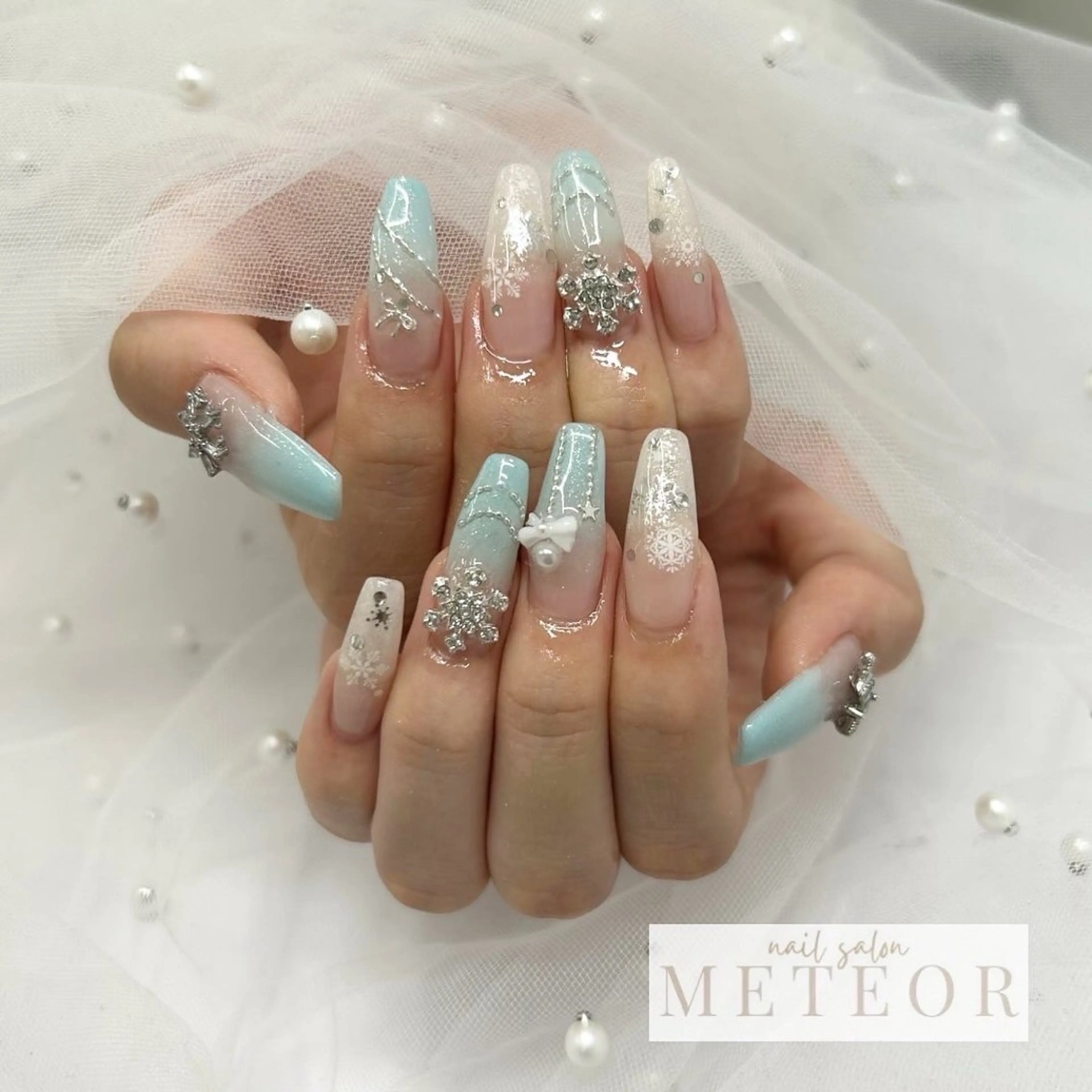 ネイル グラデーション キラキラネイル ロングネイル ワンホンネイル 冬ネイル ハンドネイル METEOR💫 staffのネイルデザイン