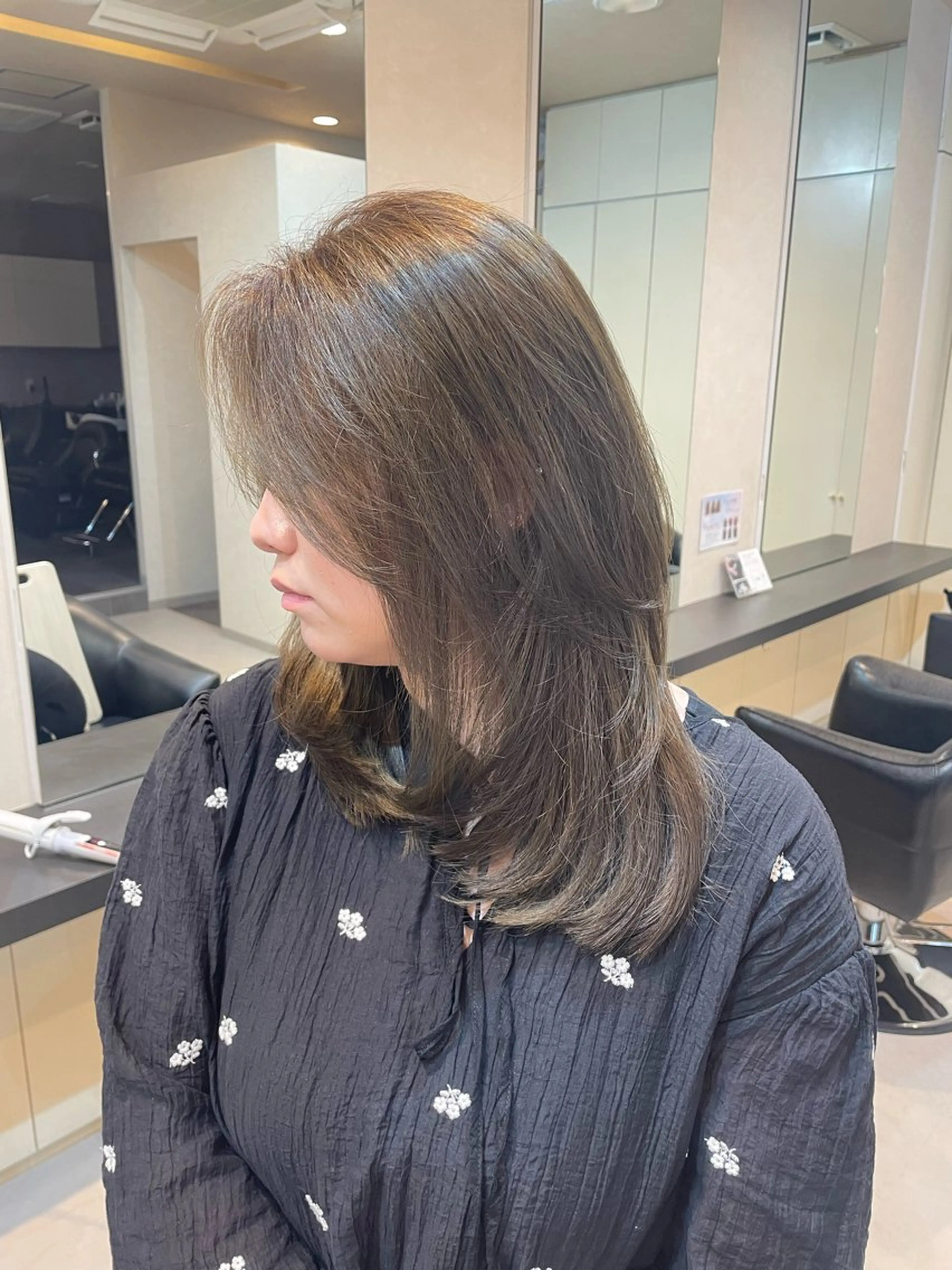 セミロング カラー ベージュカラー オリーブベージュ レイヤーカット カット ヘアカラー トリートメント YUI/ ブリーチカラー🌷のヘアスタイル
