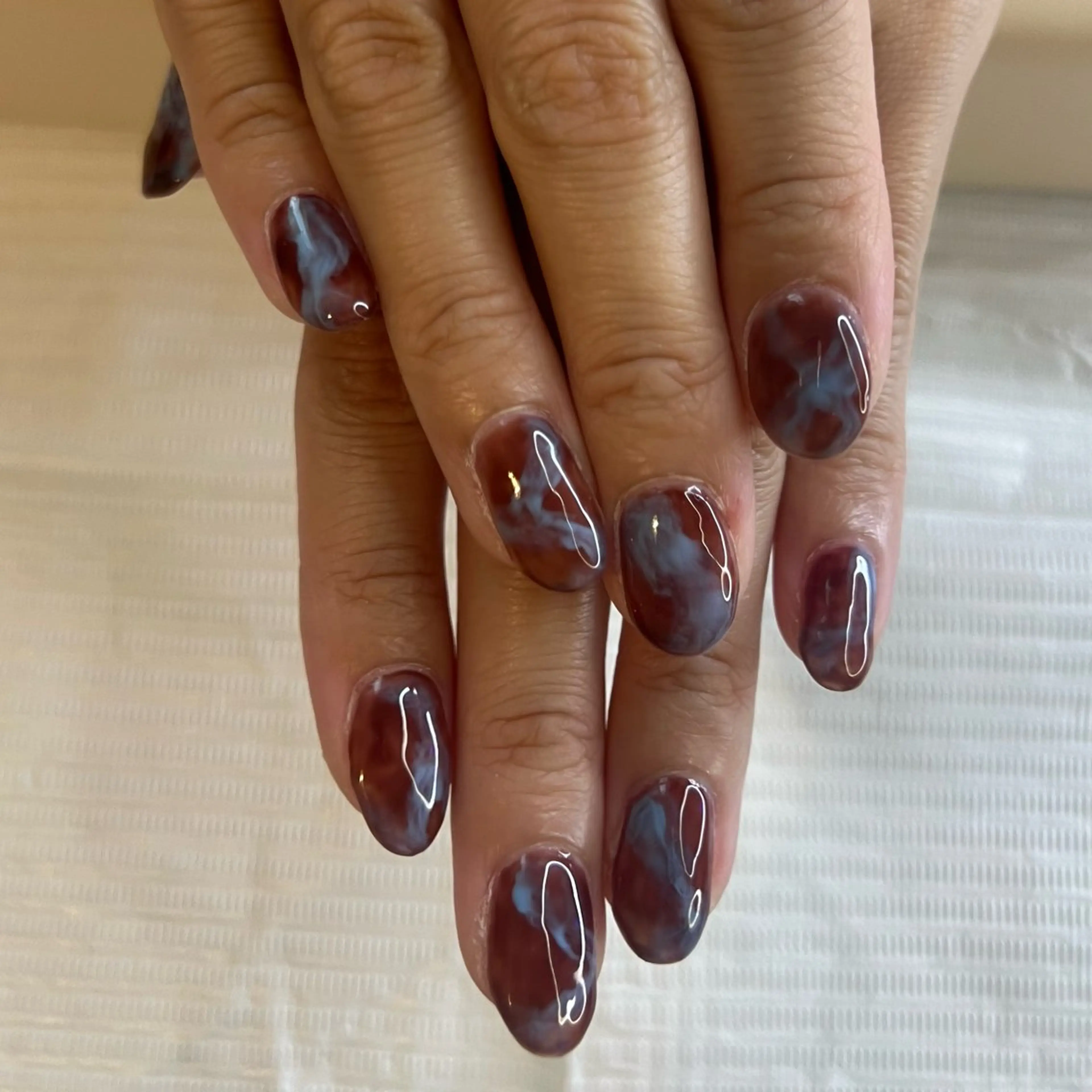 ネイル ブルー ブラウン ニュアンスネイル ILLO Yuinaのネイルデザイン