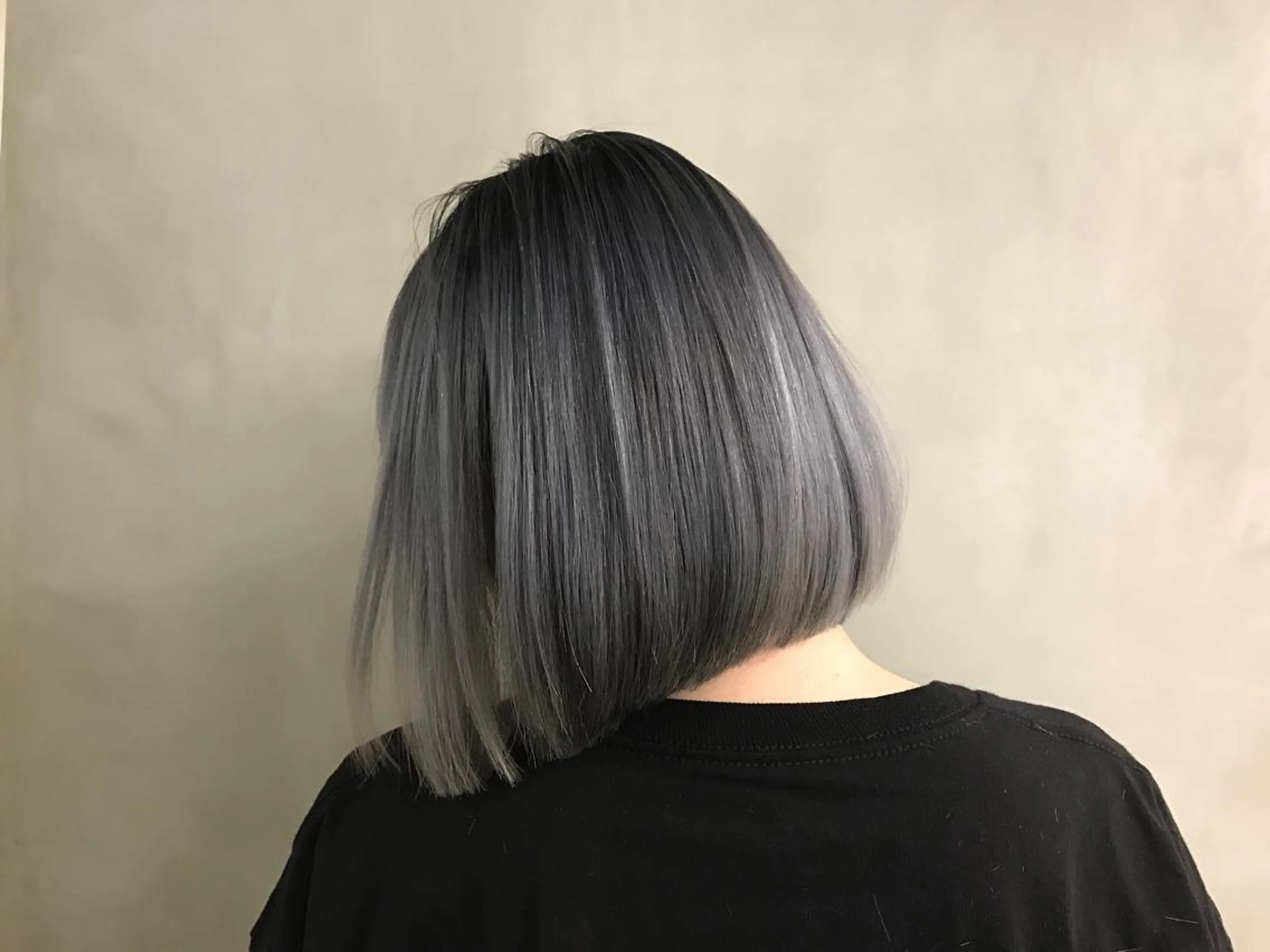 ショート レイヤーカット/ 酸性ストレート梅田のヘアスタイル