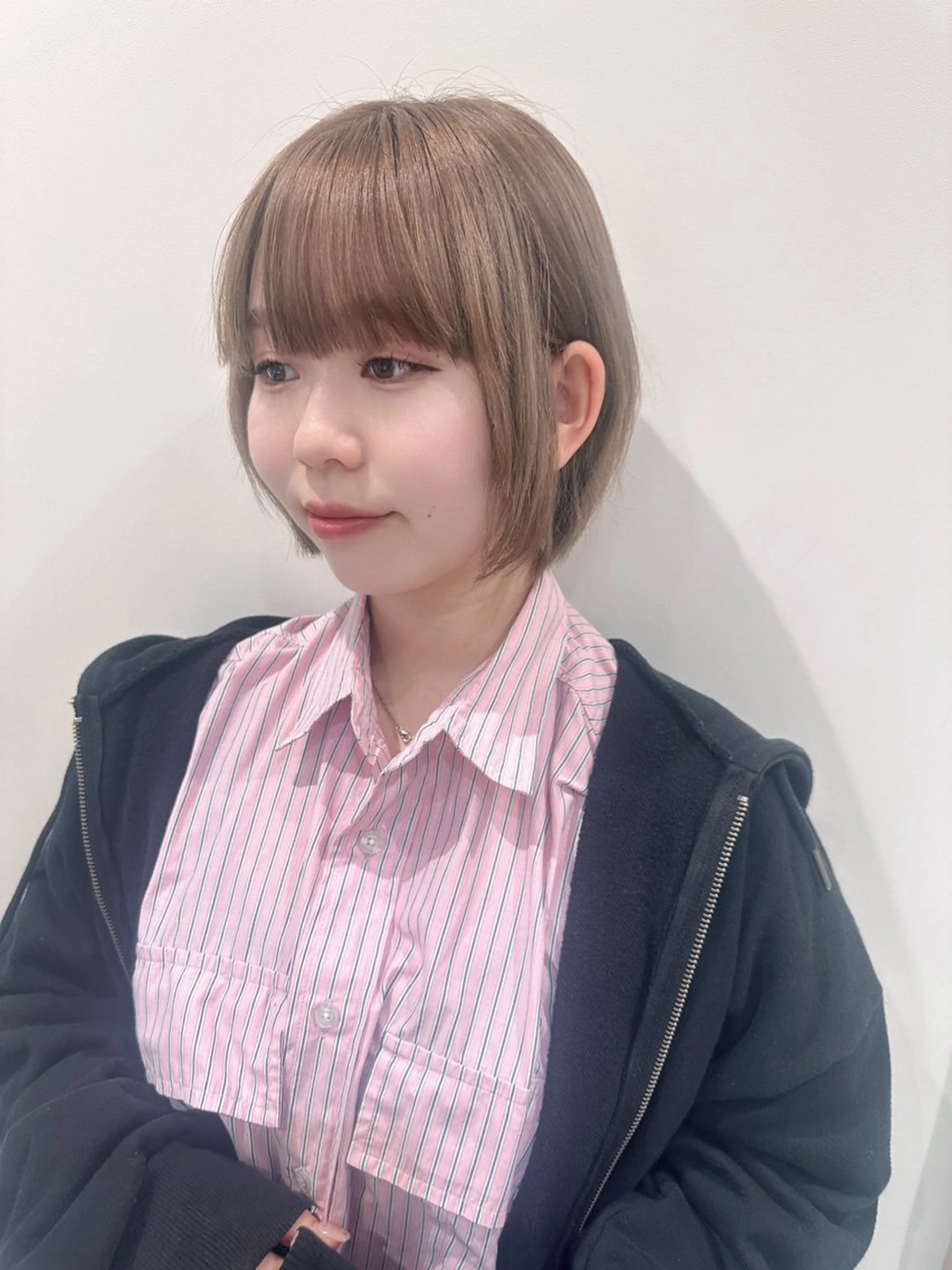 ショート カラー ハイトーンカラー ショートヘア カット ヘアカラー 小顔レイヤー/ ベージュ🤍Rieのヘアスタイル