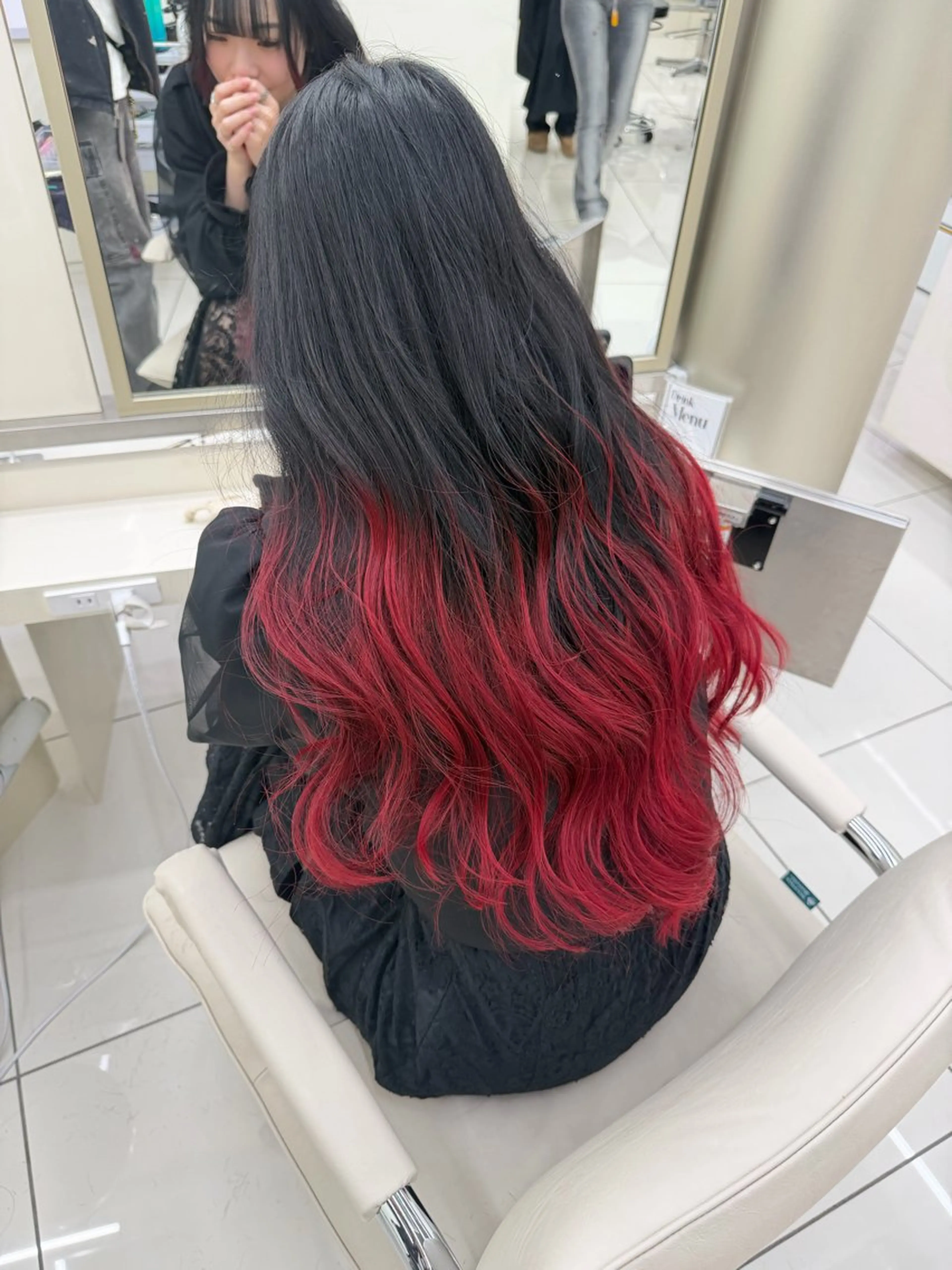 ロング カラー グラデーションカラー 羽エクステハイトーン naviRaikiのヘアスタイル