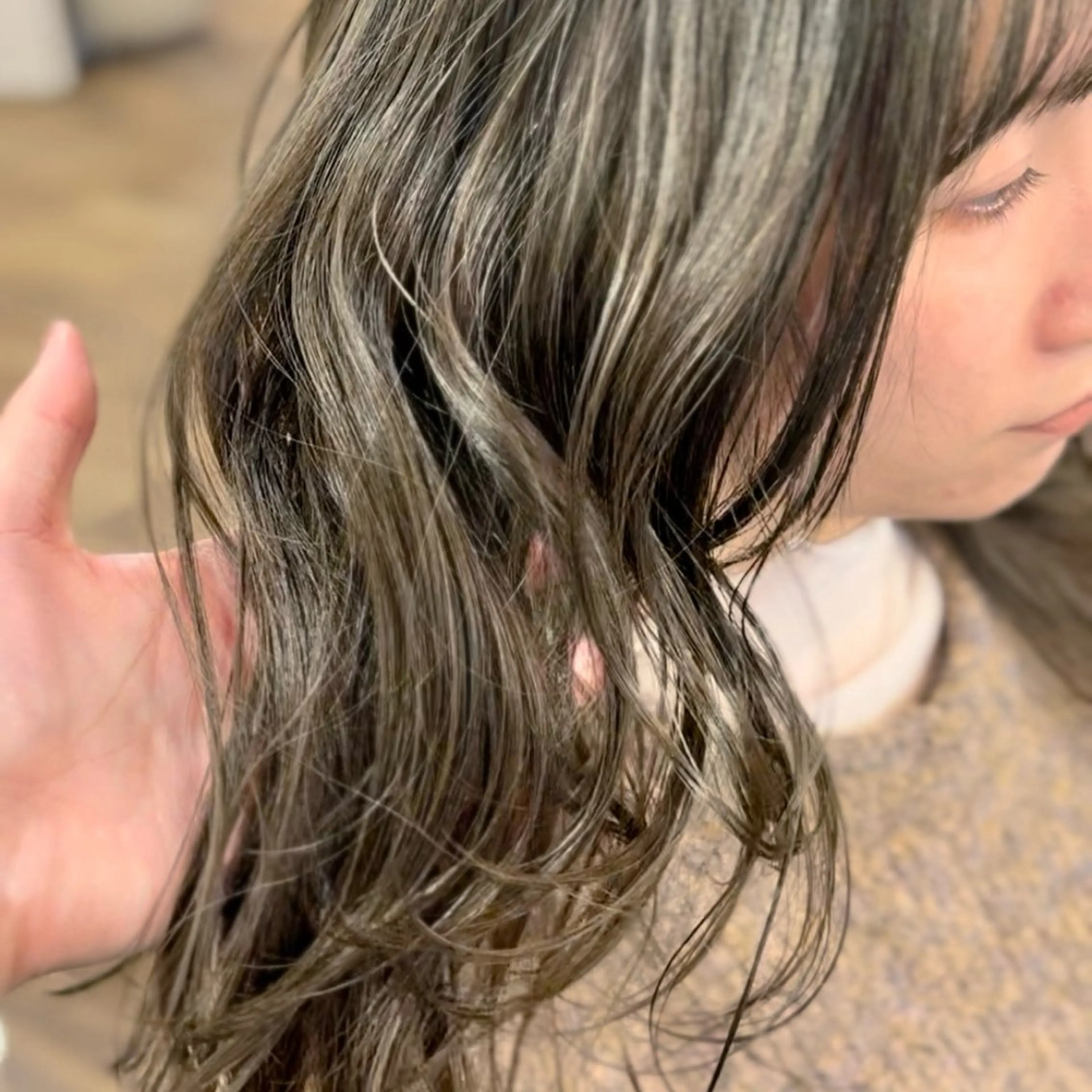 カラー ベージュカラー ブリーチ 透明感カラー ブリーチなしカラー みうら ありさのヘアスタイル