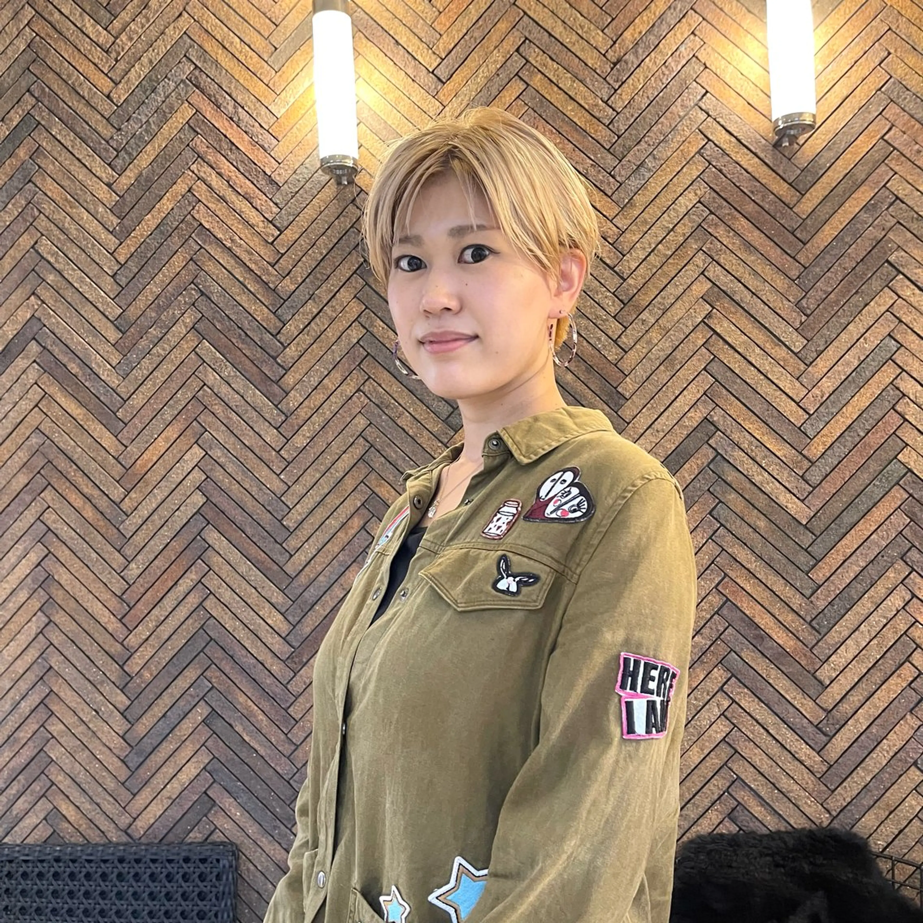 ショート カラー ベージュカラー ブリーチ ダブルカラー くせ毛 ショートヘア 黒崎 勝巳のヘアスタイル