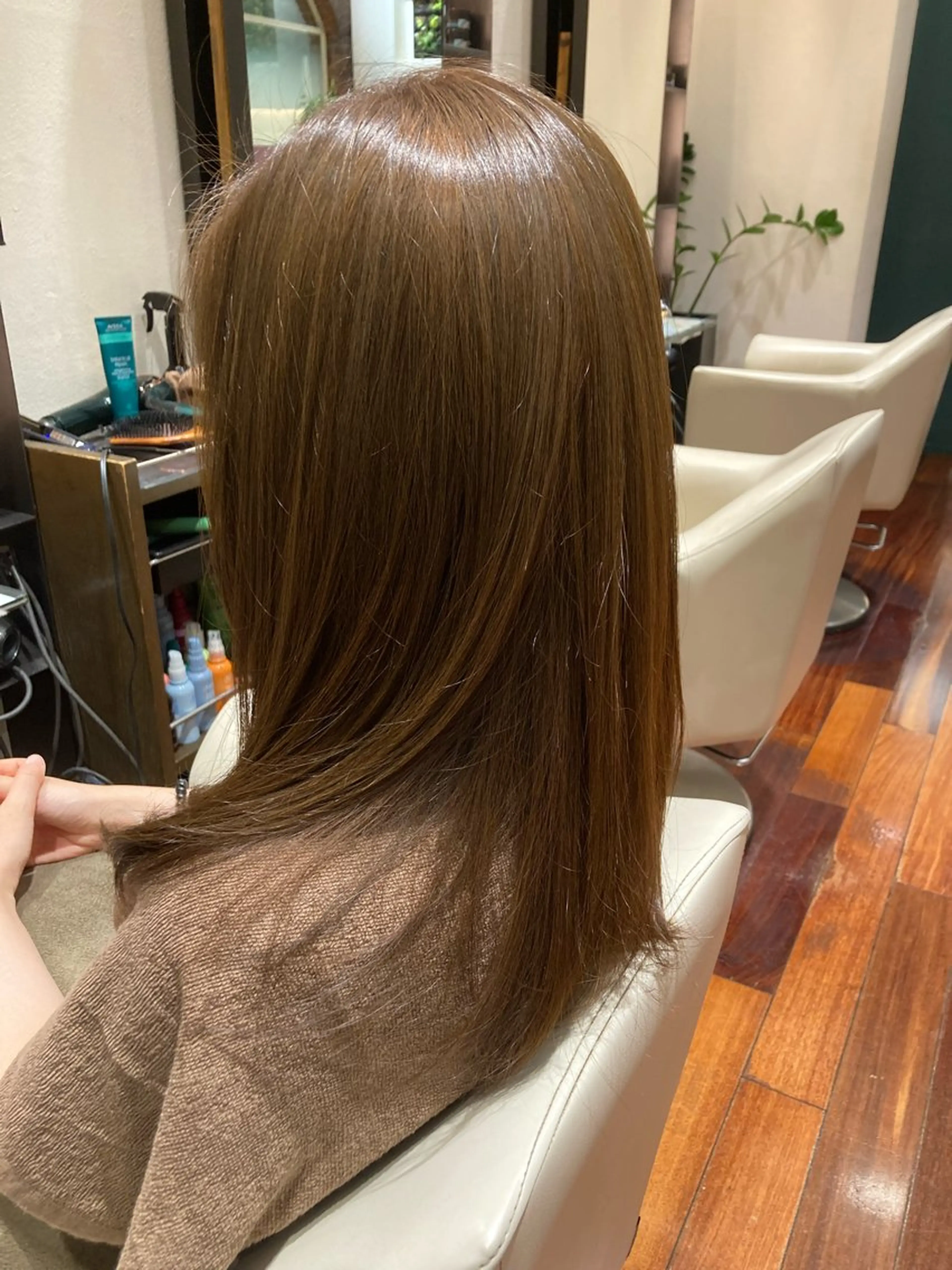 セミロング アッシュ 成沢 モニカのヘアスタイル