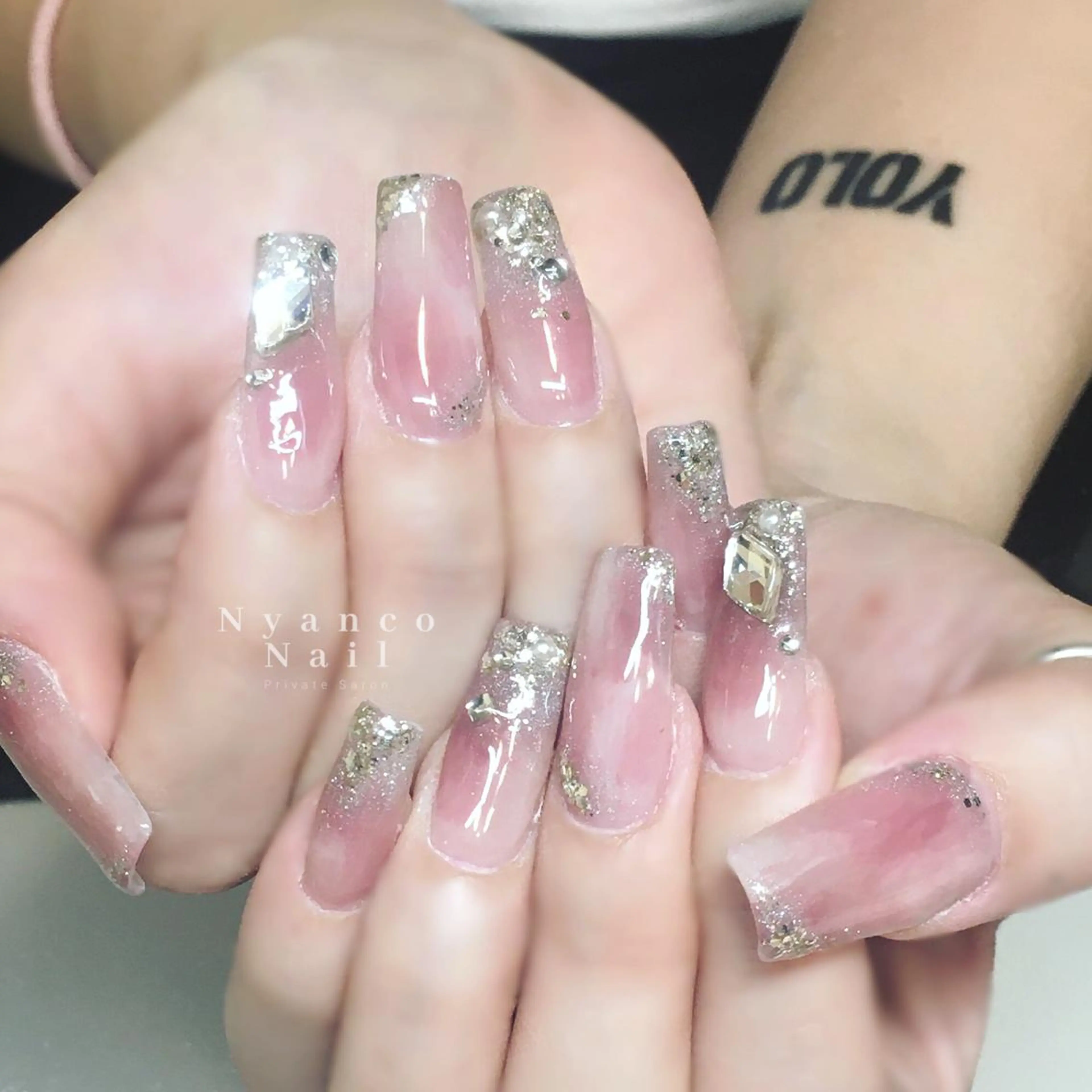 ネイル ジェルネイル キラキラネイル 夏ネイル ワンホンネイル Nyanco Nailのネイルデザイン
