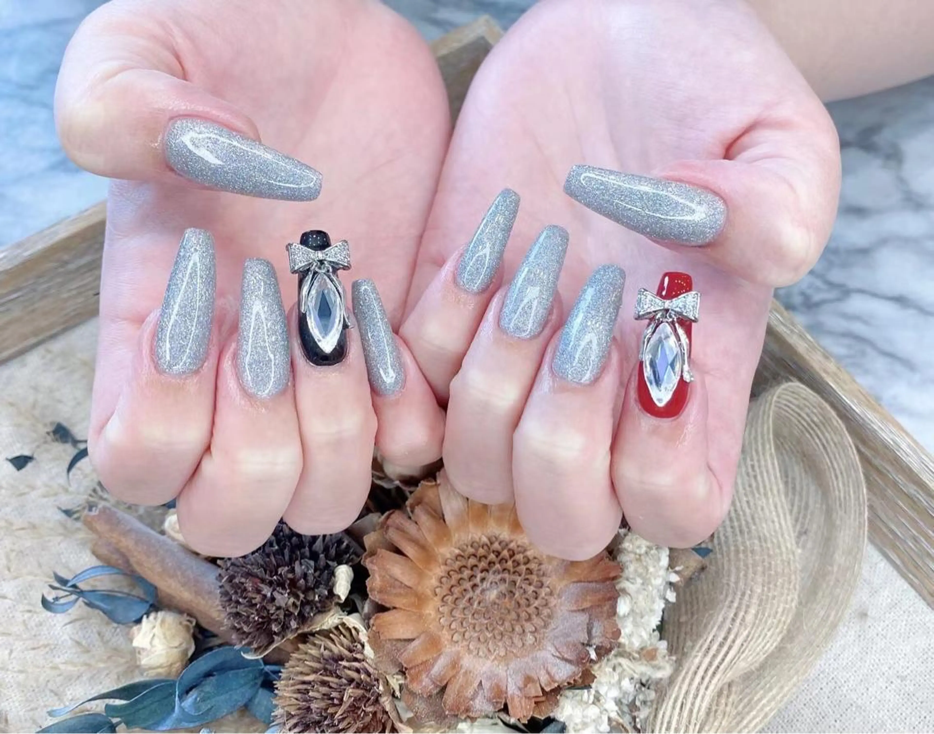 ネイル ラメ(グリッター) リボン シルバー babarla Nailのネイルデザイン