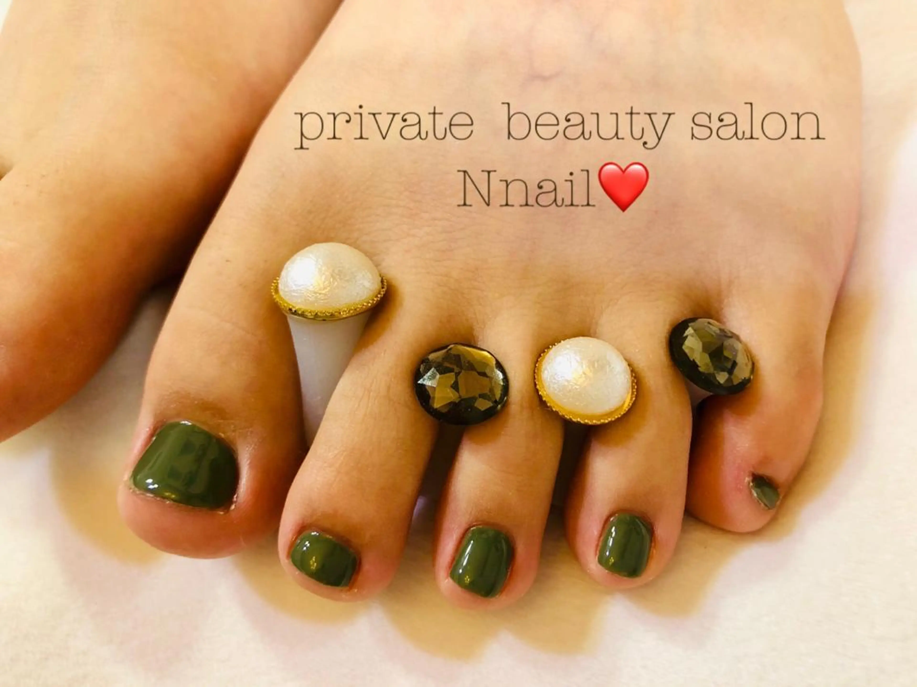 ネイル グリーン ワンカラーネイル フットネイル 🌿Nnail🌿 プライベートサロンのネイルデザイン