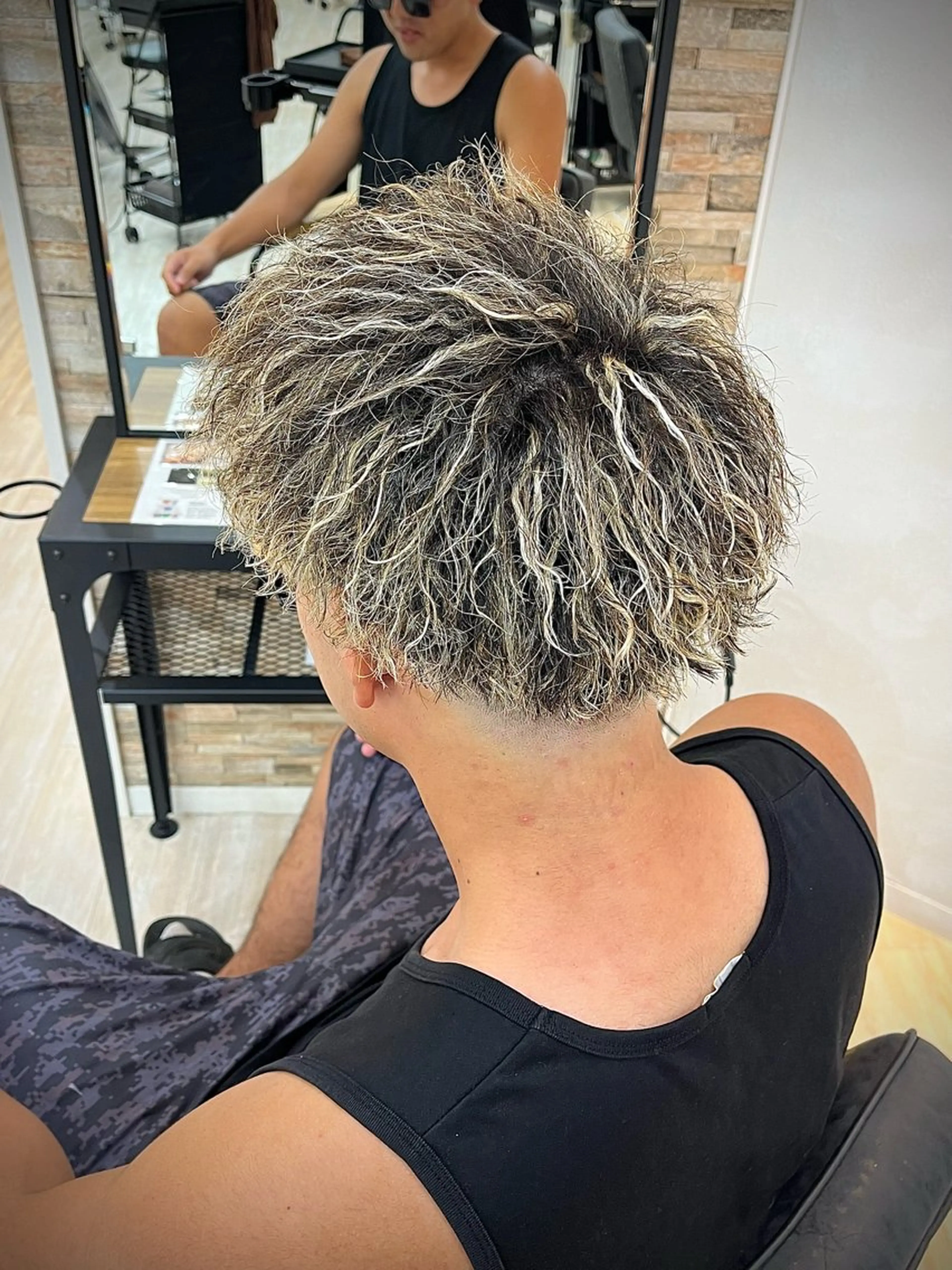 ショート カラー パーマ メンズ メンズメッシュ メッシュ 嵯峨 大地／パーマ／ ハード系／特殊系のヘアスタイル