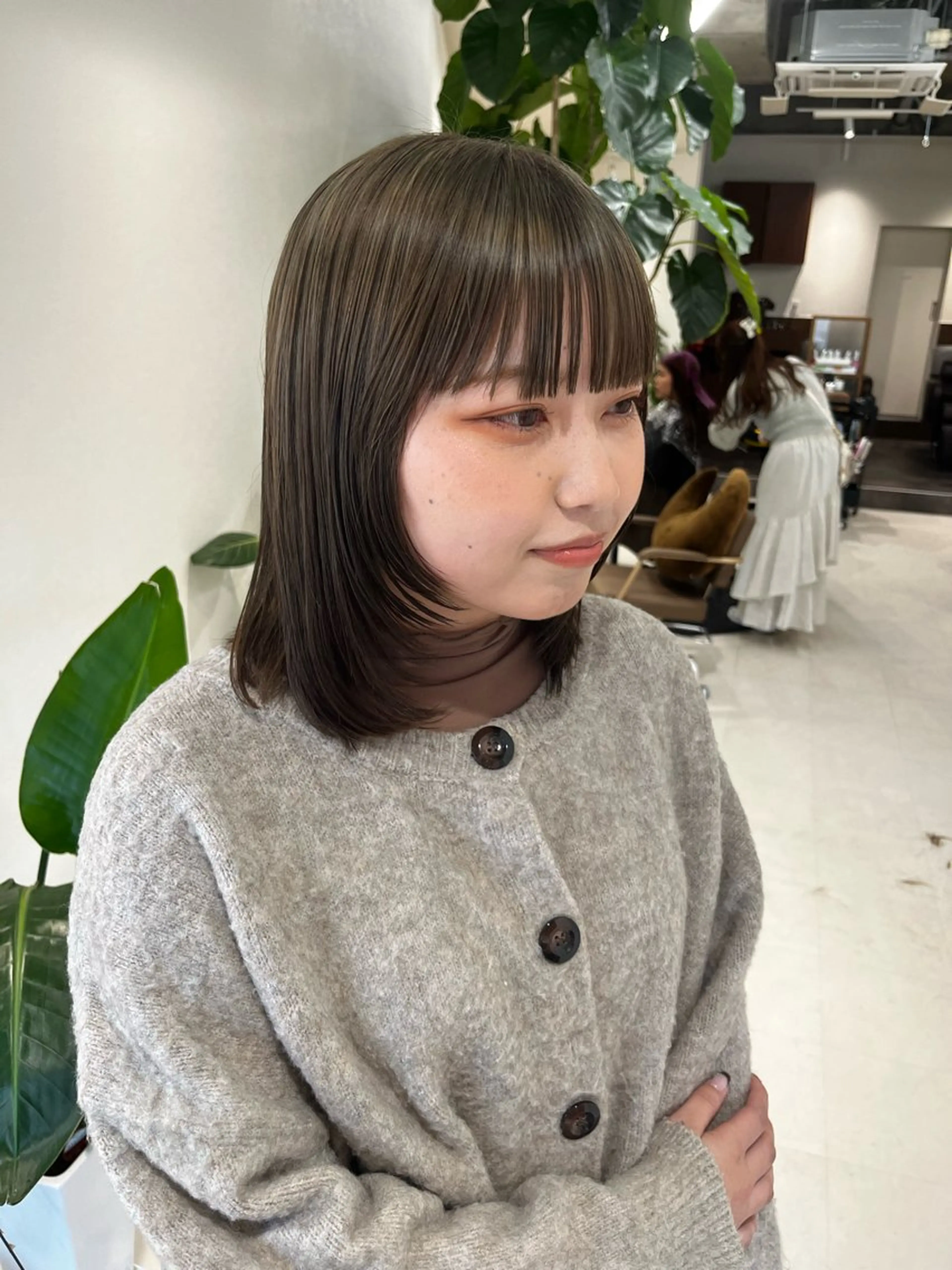 ミディアム カラー ベージュカラー オリーブベージュ 顔まわりレイヤー レイヤーカット レイヤーカット/ブラ ウンカラー/河野凜のヘアスタイル