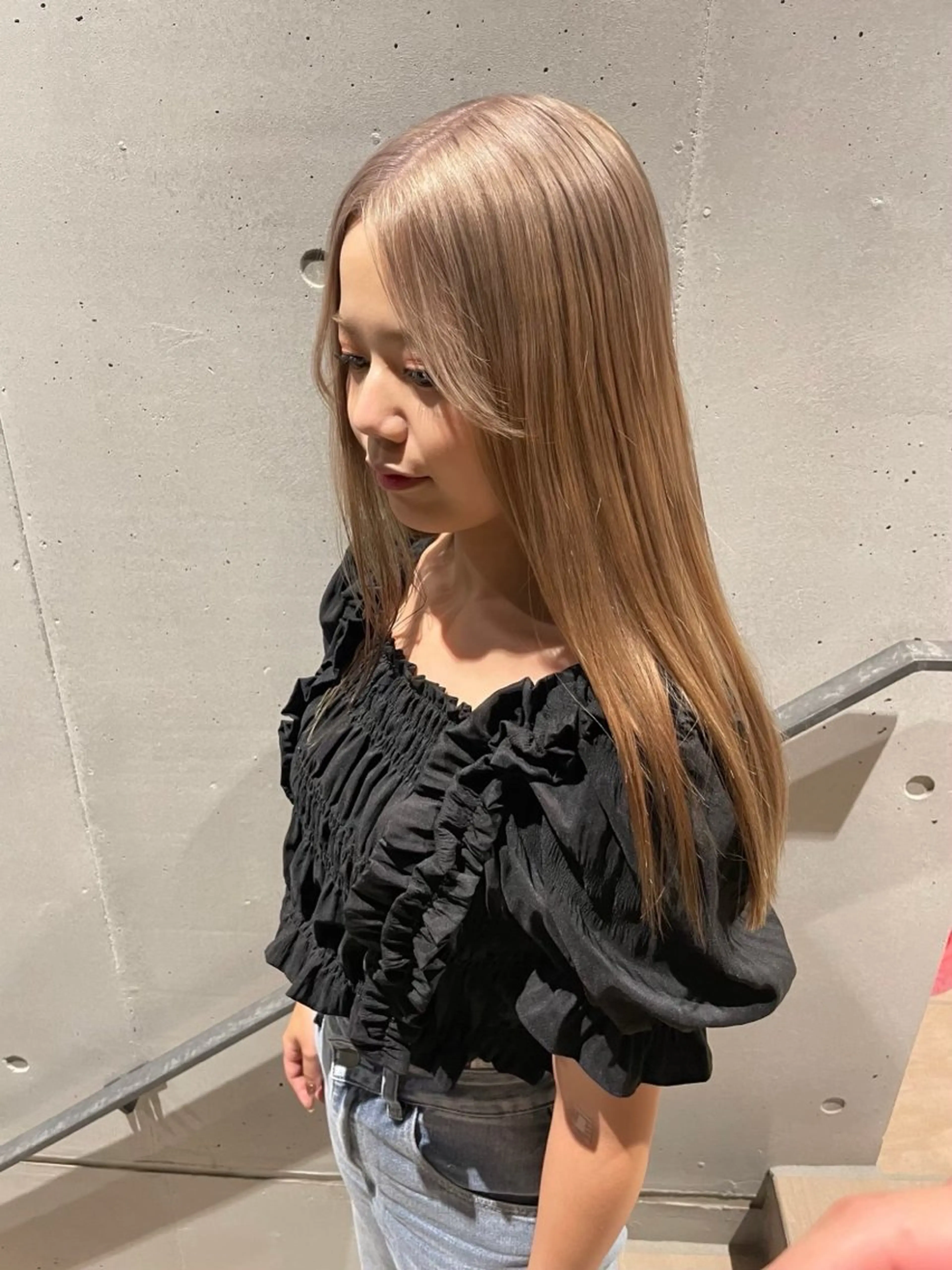 セミロング カラー ブリーチ 🩶ハイトーン /レイヤーはちすのヘアスタイル