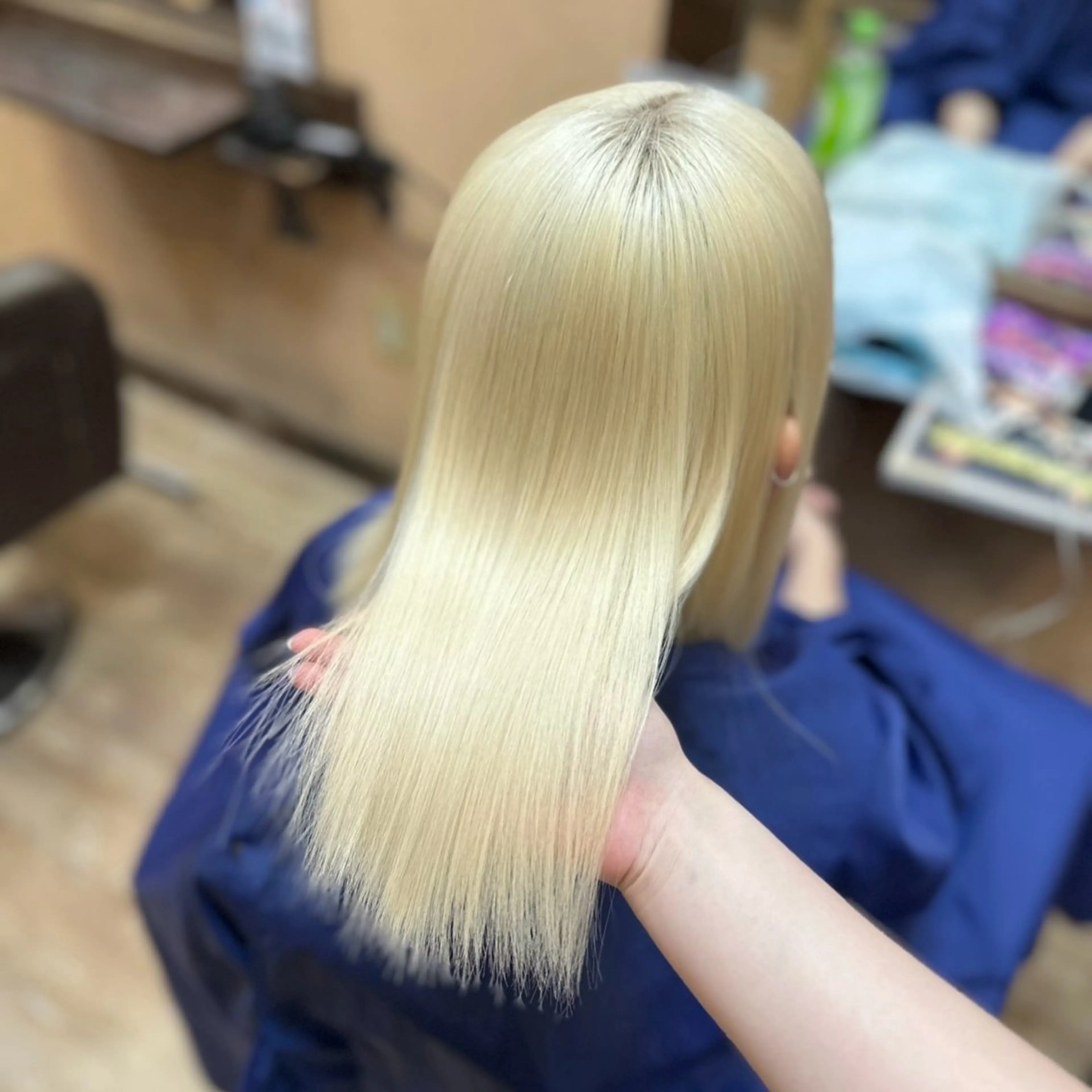 ミディアム カラー ブロンド ホワイトブロンド ヘアカラー ブリーチ🩵レイヤー Maho🐻‍❄️のヘアスタイル