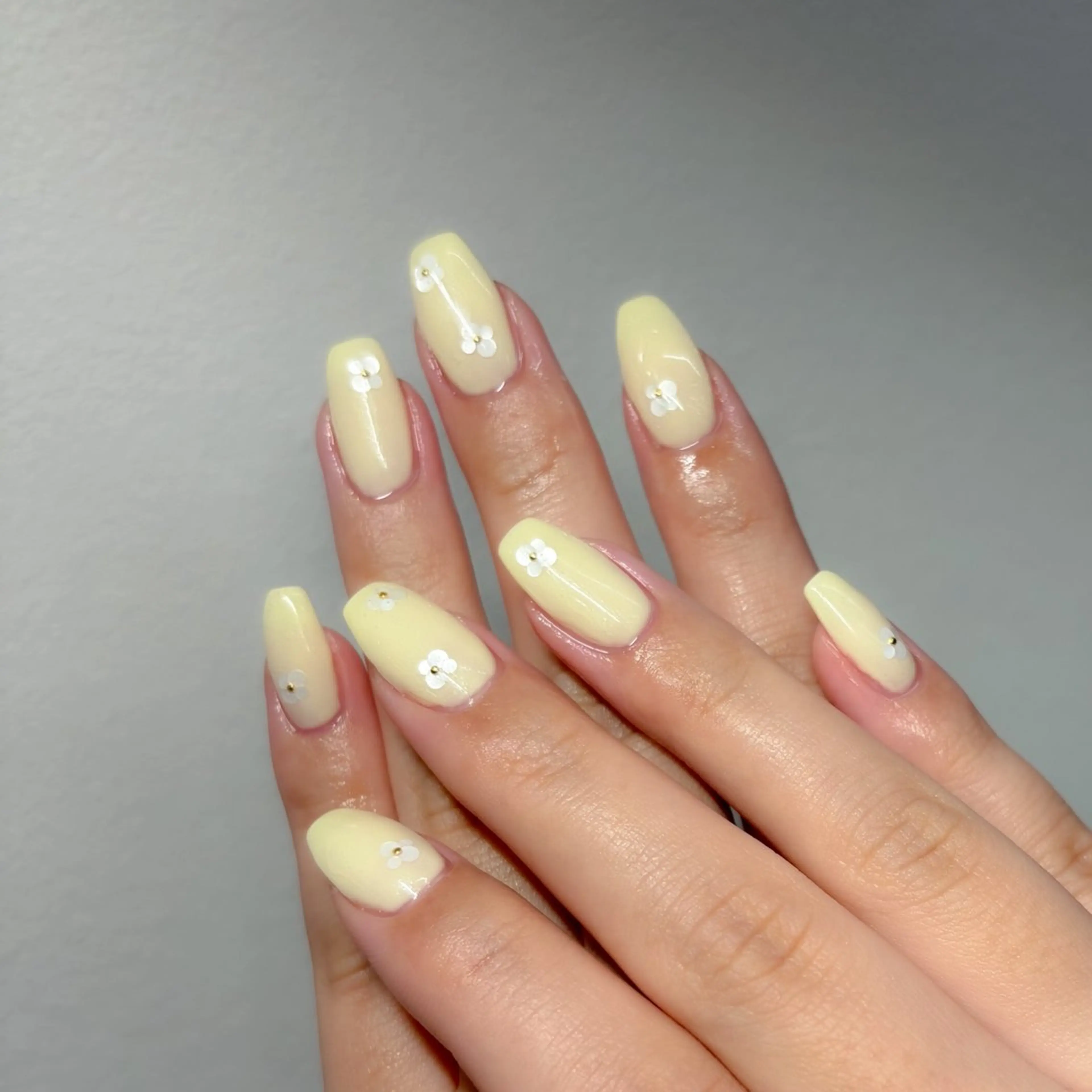 ネイル ジェルネイル シンプルネイル 春ネイル 黄色 ハンドネイル nailmum jijiのネイルデザイン