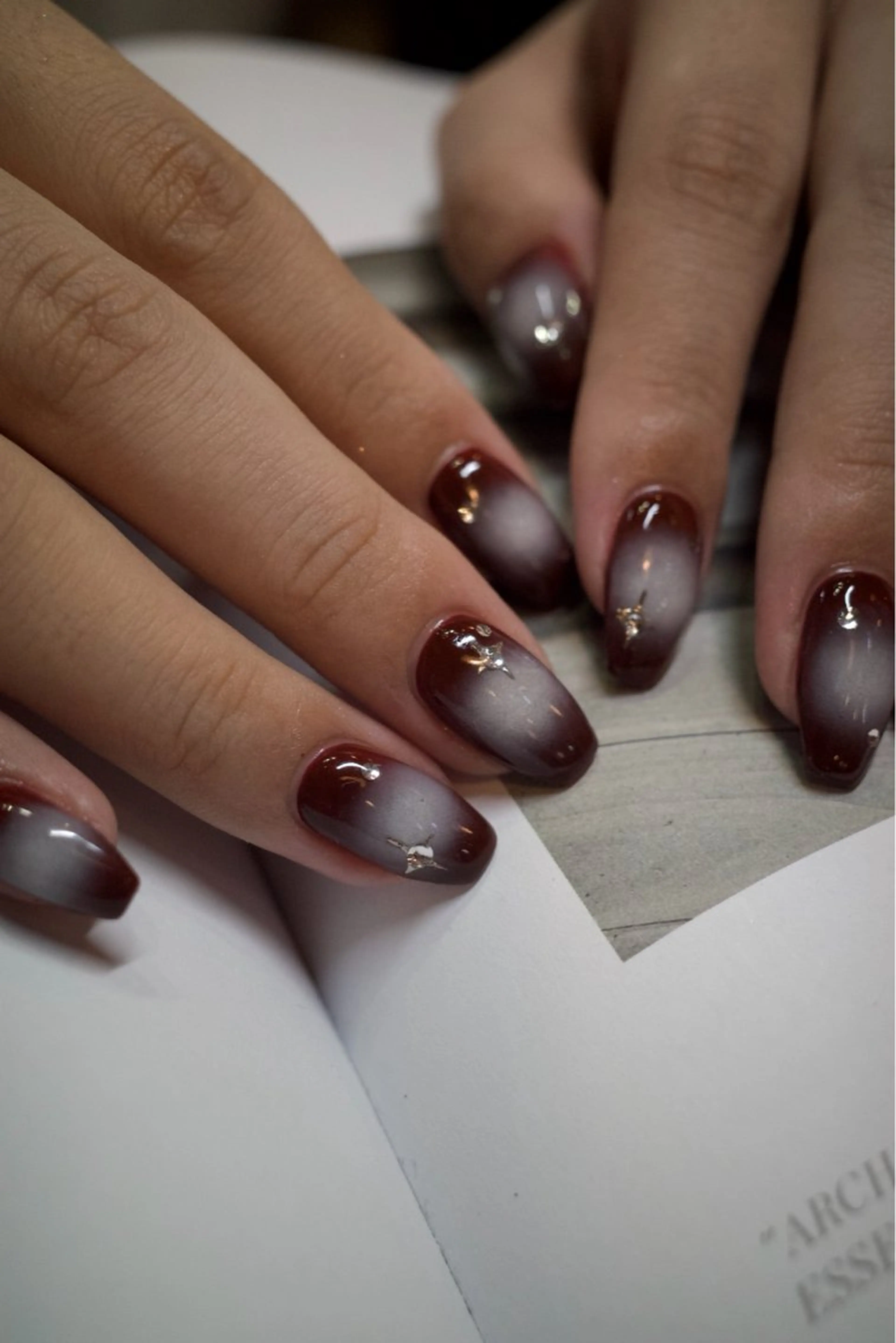 ネイル ハンドネイル anyora nail salon所属・大人ワンホン キラキラ／Ayanoのネイルデザイン