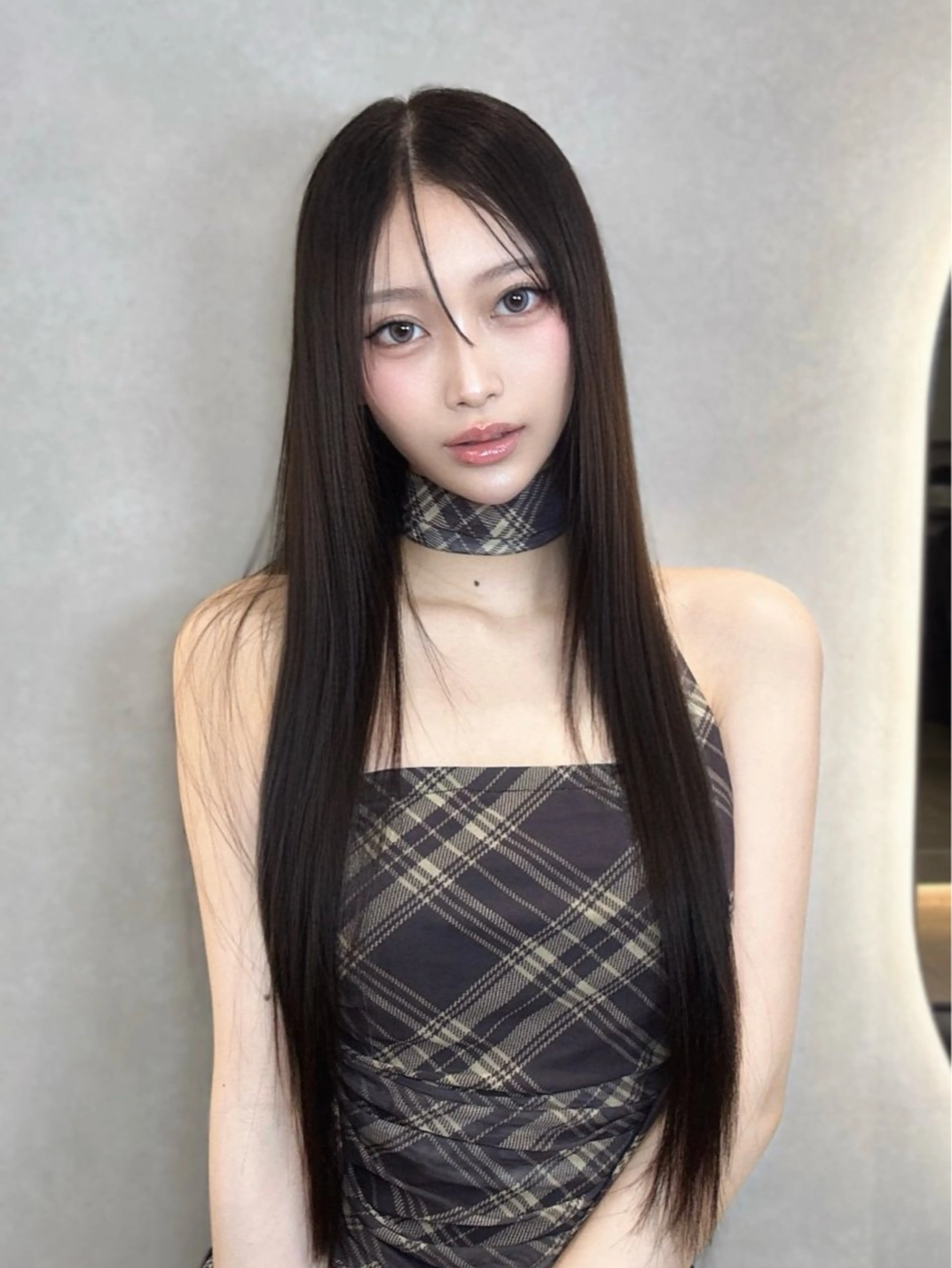 ロング ヘアカラー ミルクティーベージュ オリーブグレージュのヘアスタイル