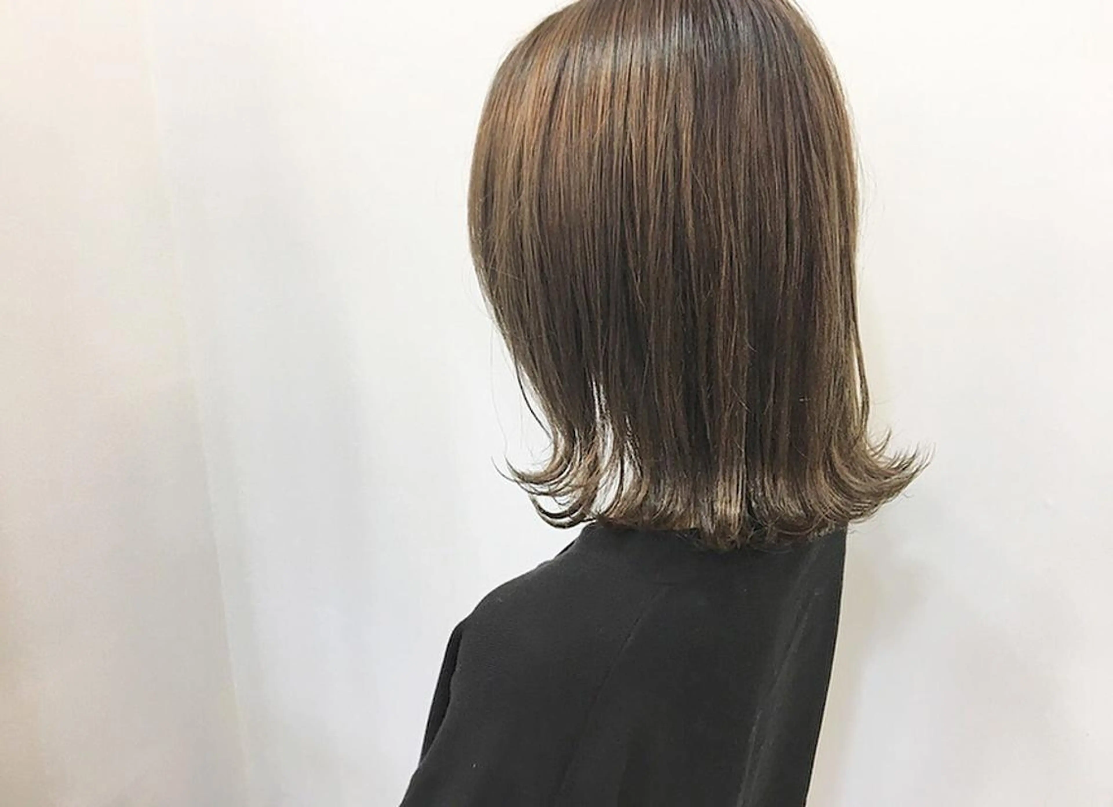 ショート カラー ベージュカラー 透明感カラー ボブ 外ハネヘア カット ヘアカラー トリートメント 鈴木 翔梧のヘアスタイル