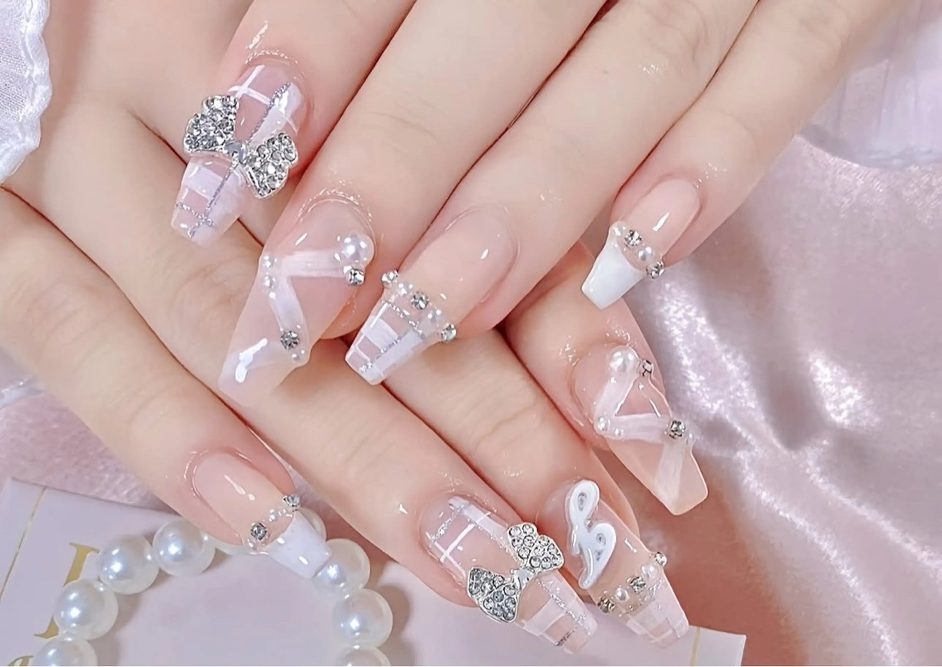 ネイル オーロラネイル フレンチネイル ジェルネイル ハロウィン キラキラネイル ハンドネイル H.baby Nail Salonのネイルデザイン