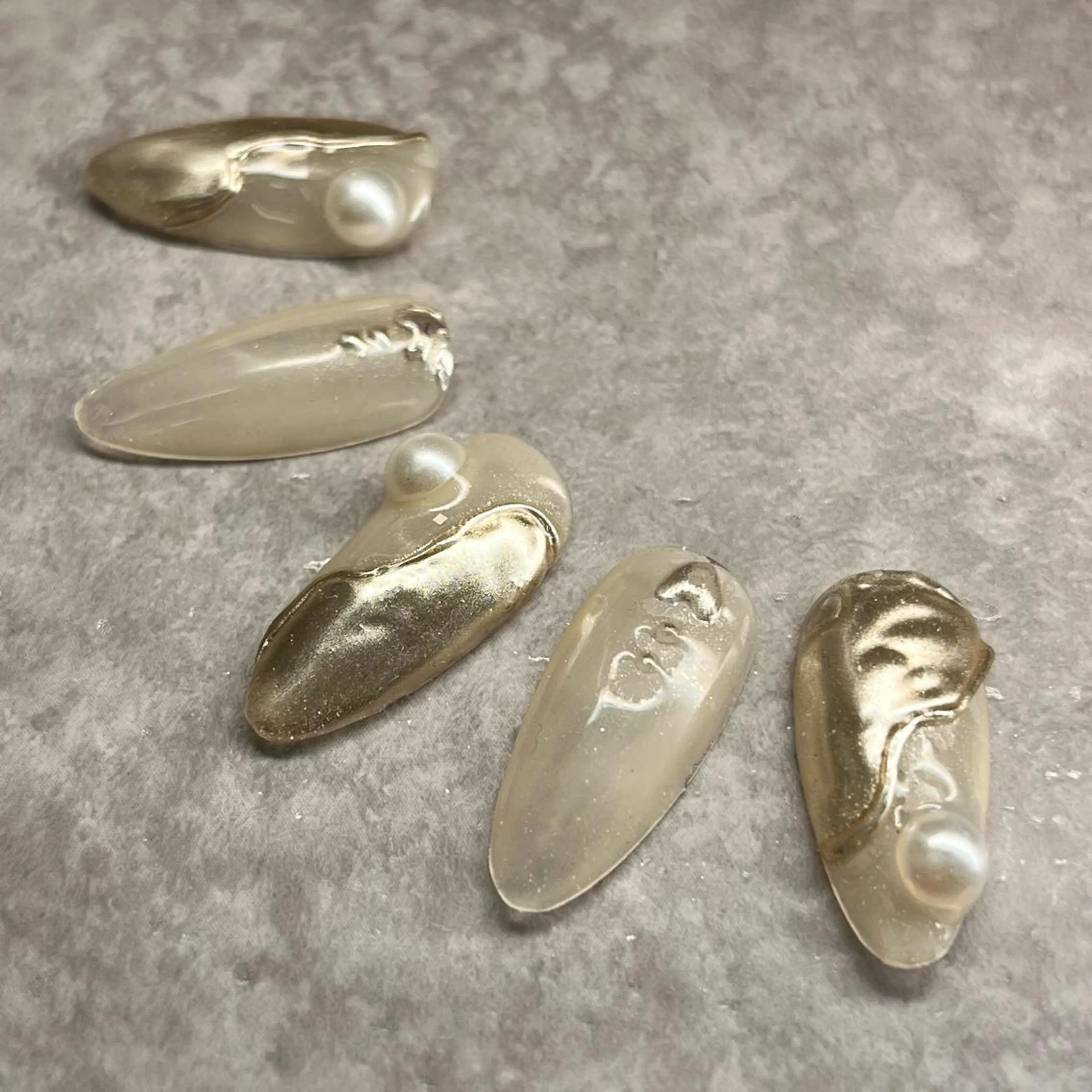 セミロング ネイル ゴールド ミラーネイル RIONnail Yurikaのネイルデザイン