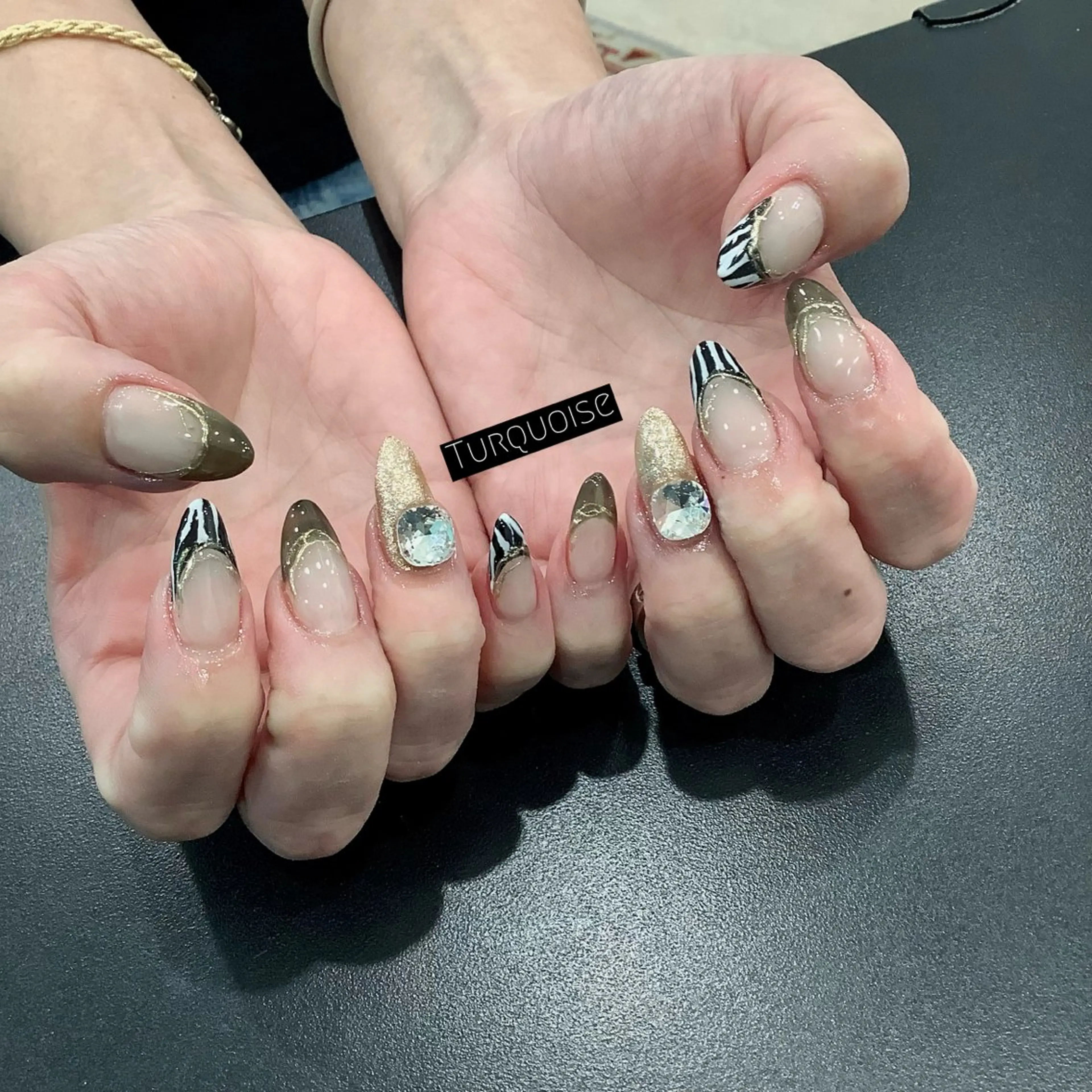 ネイル ハンドネイル ハンドケア 個性派ネイルサロン 💅🏼ターコイズのネイルデザイン