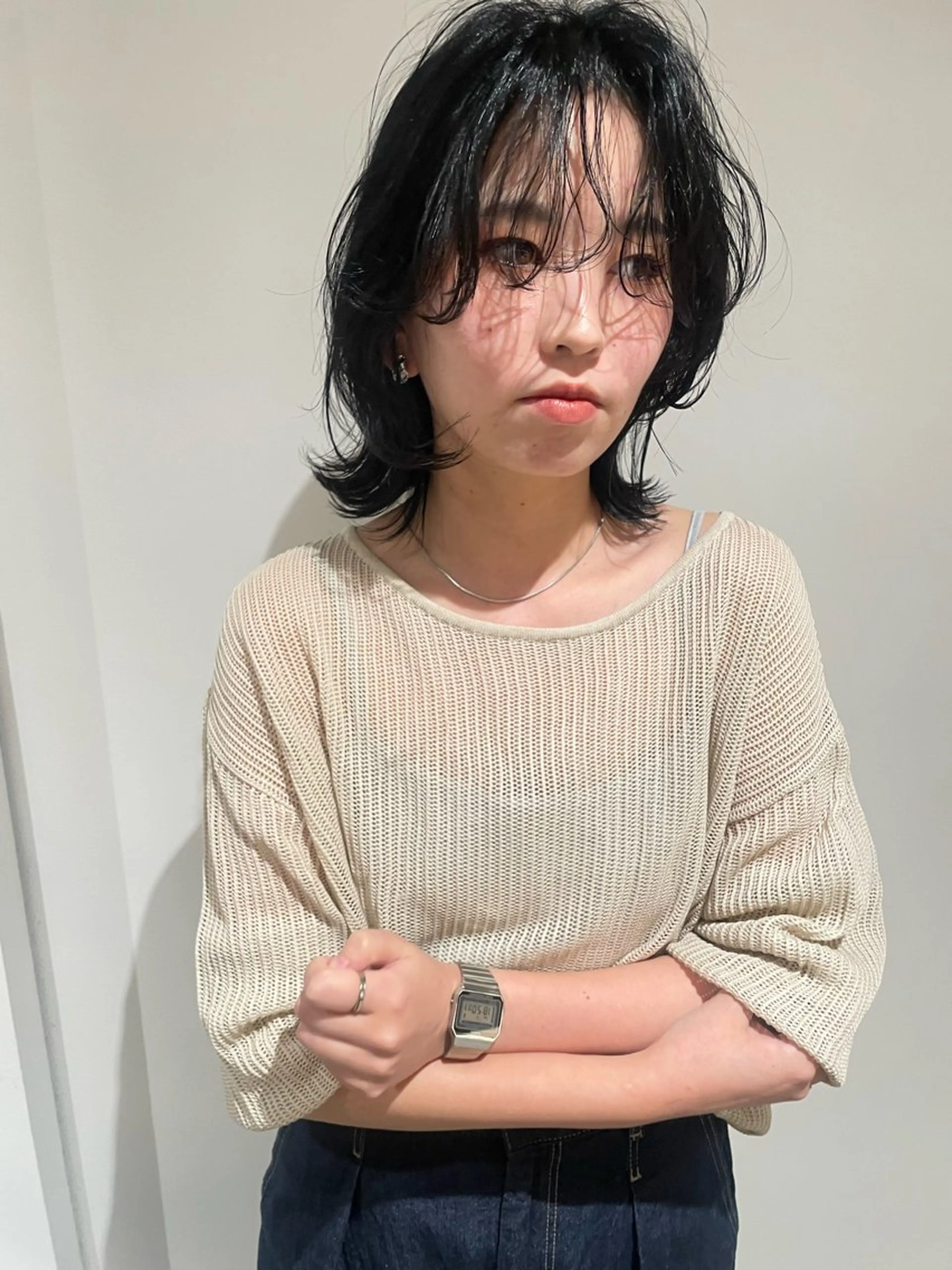 ミディアム パーマ ミディアムパーマ レイヤーカット ウルフカット ブリーチなし 寒色カラーのヘアスタイル