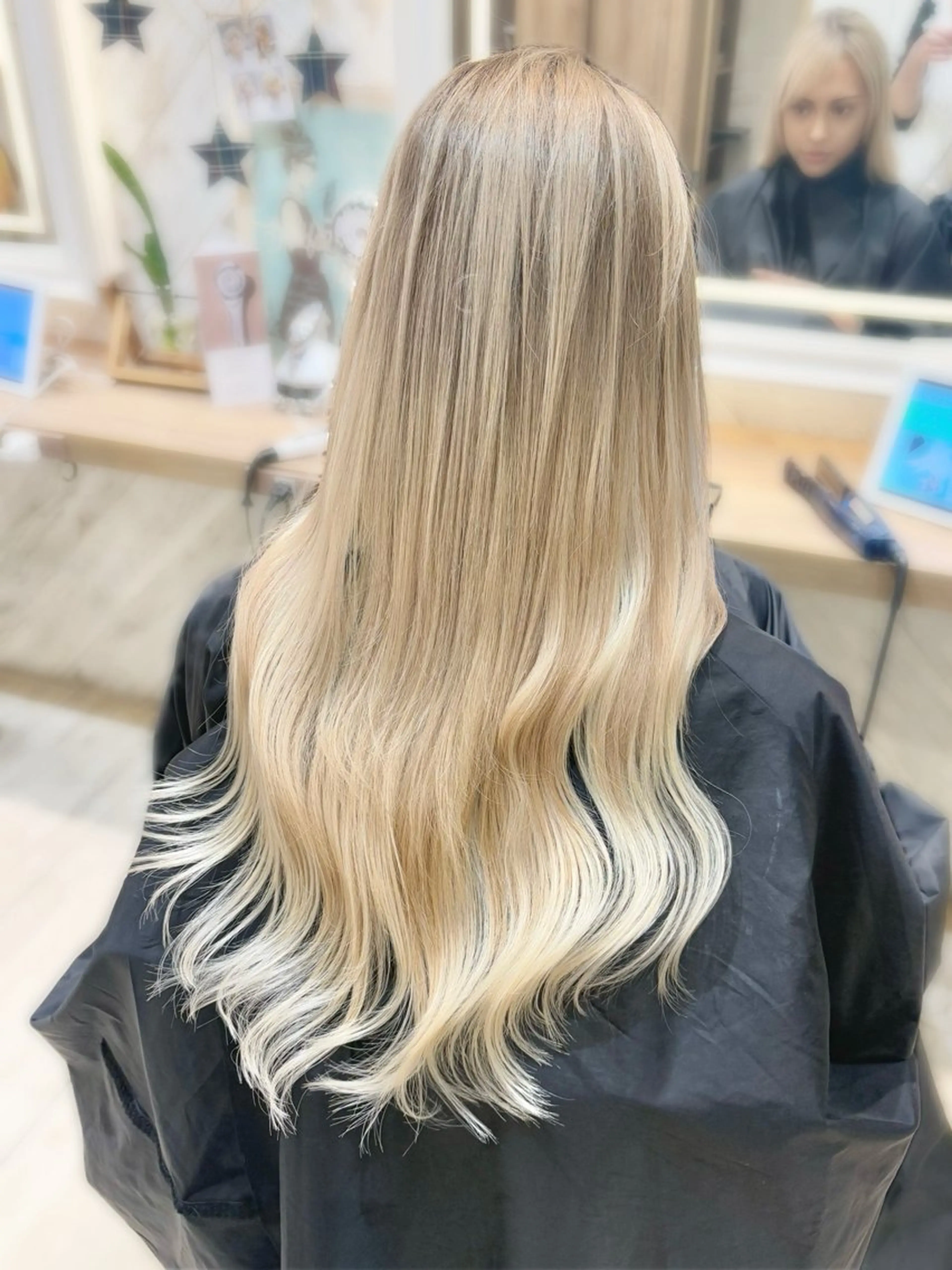 ロング カラー シールエクステ ブリーチ 抜きっぱなしブロンド ブロンド ハイトーンカラー ヘアカラー エクステ ハイトーンカラー シールエクステのヘアスタイル