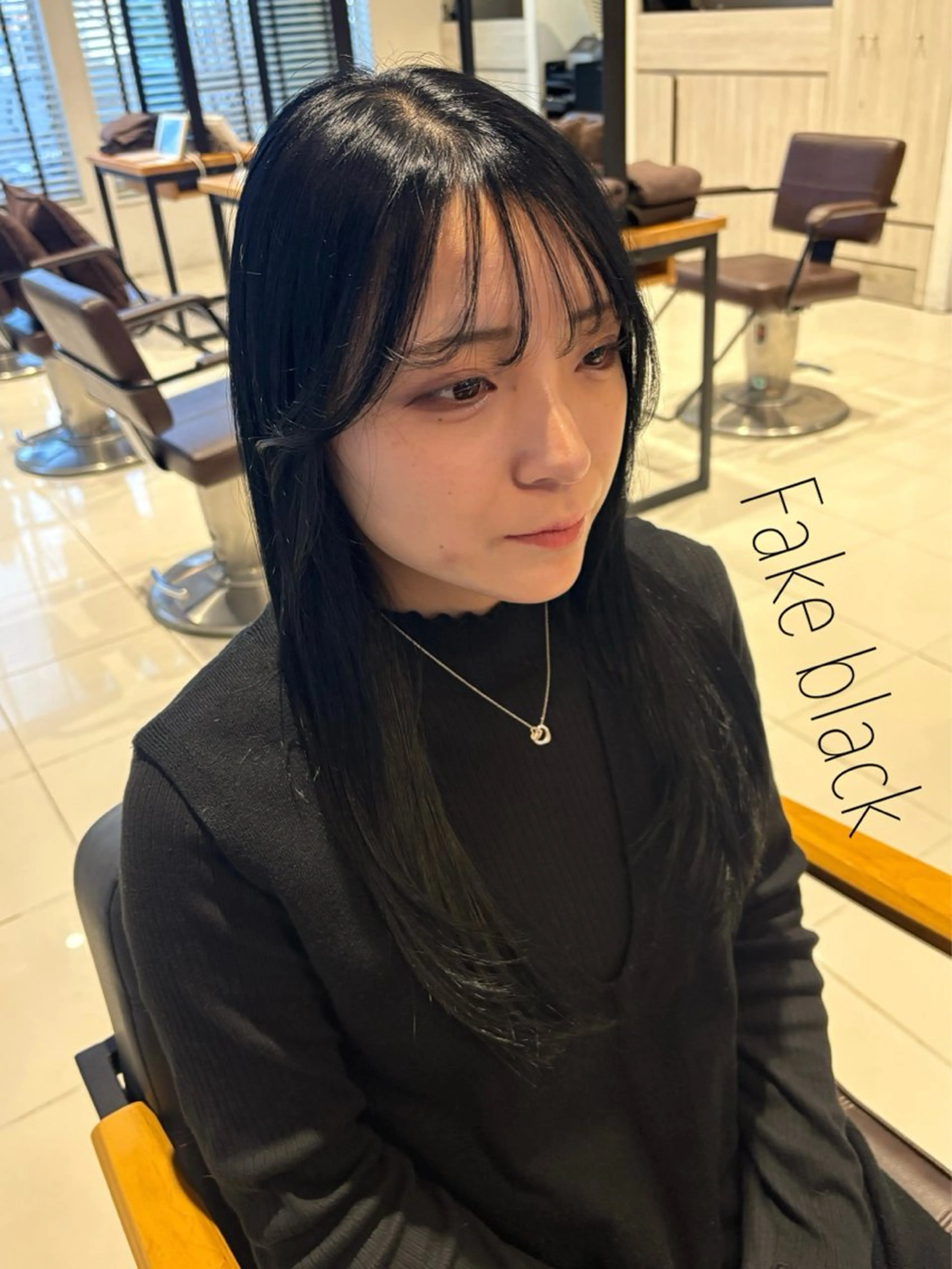 ロング カラー 黒髪 ヘアカラー トリートメント EARTH 柿崎日菜のヘアスタイル