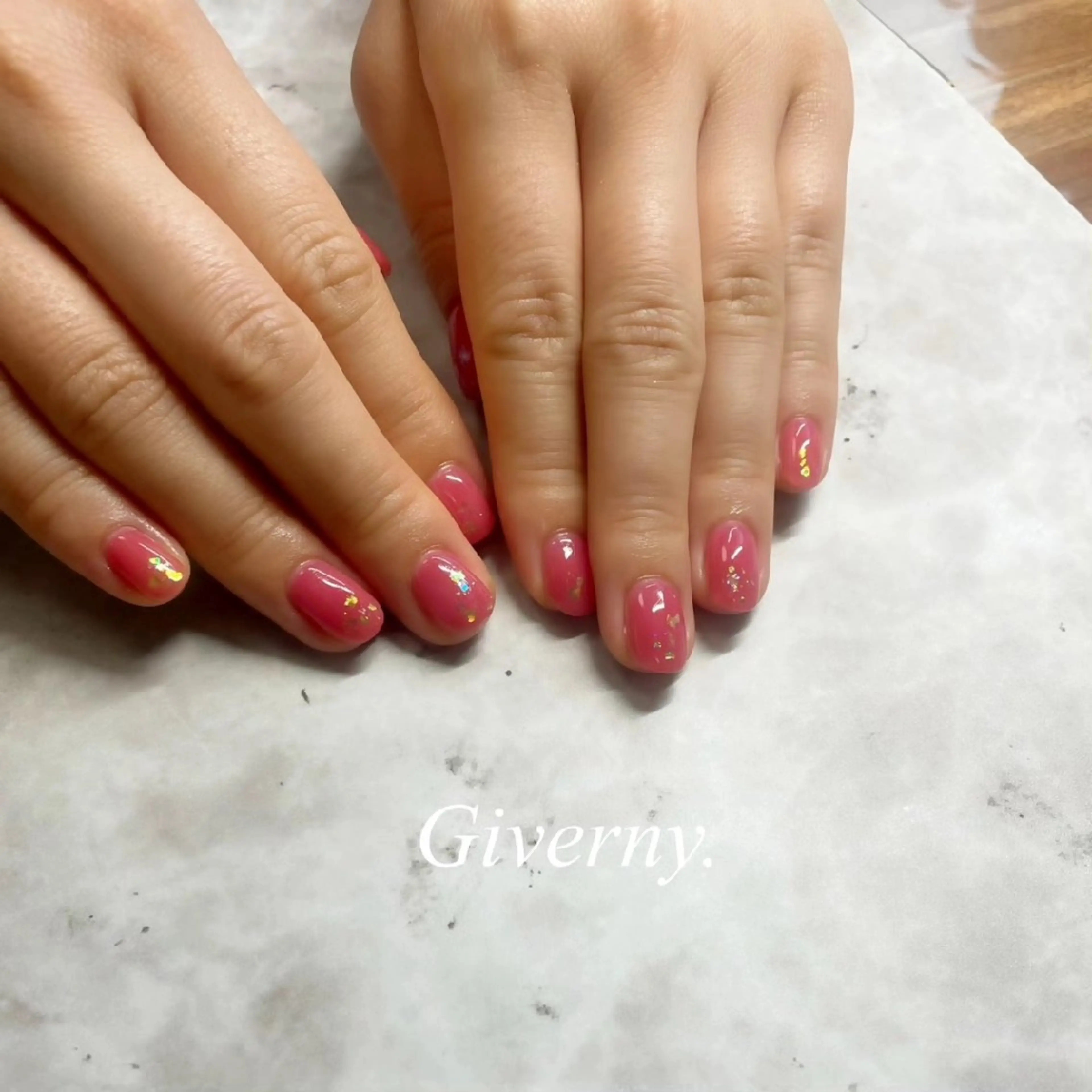 ネイル キラキラネイル ワンカラーネイル 夏ネイル ハンドネイル Giverny .のネイルデザイン