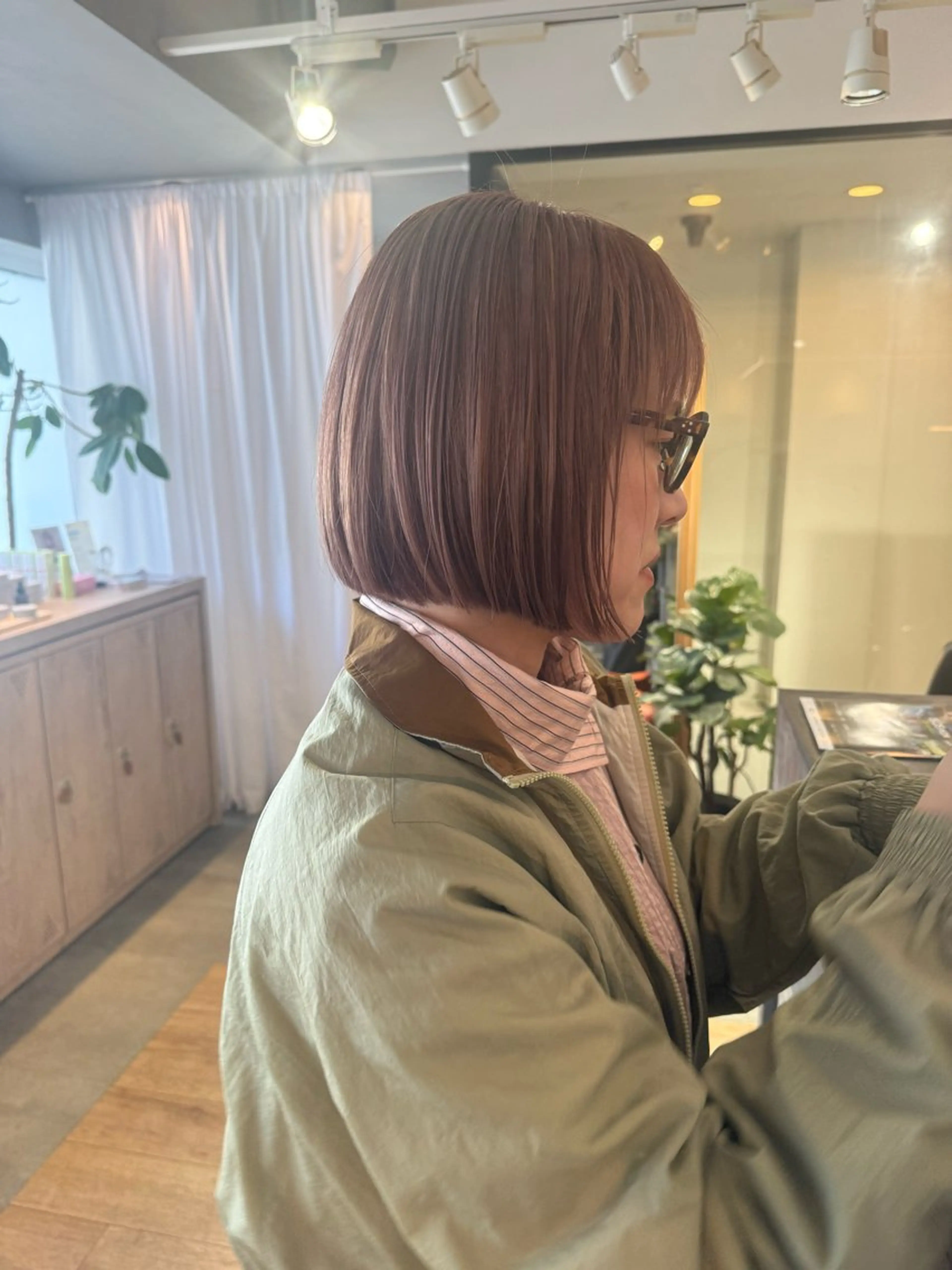 ショート カラー ベージュカラー ブリーチ ピンクカラー ピンクベージュ ボブ カット トリートメント 水口 英里のヘアスタイル