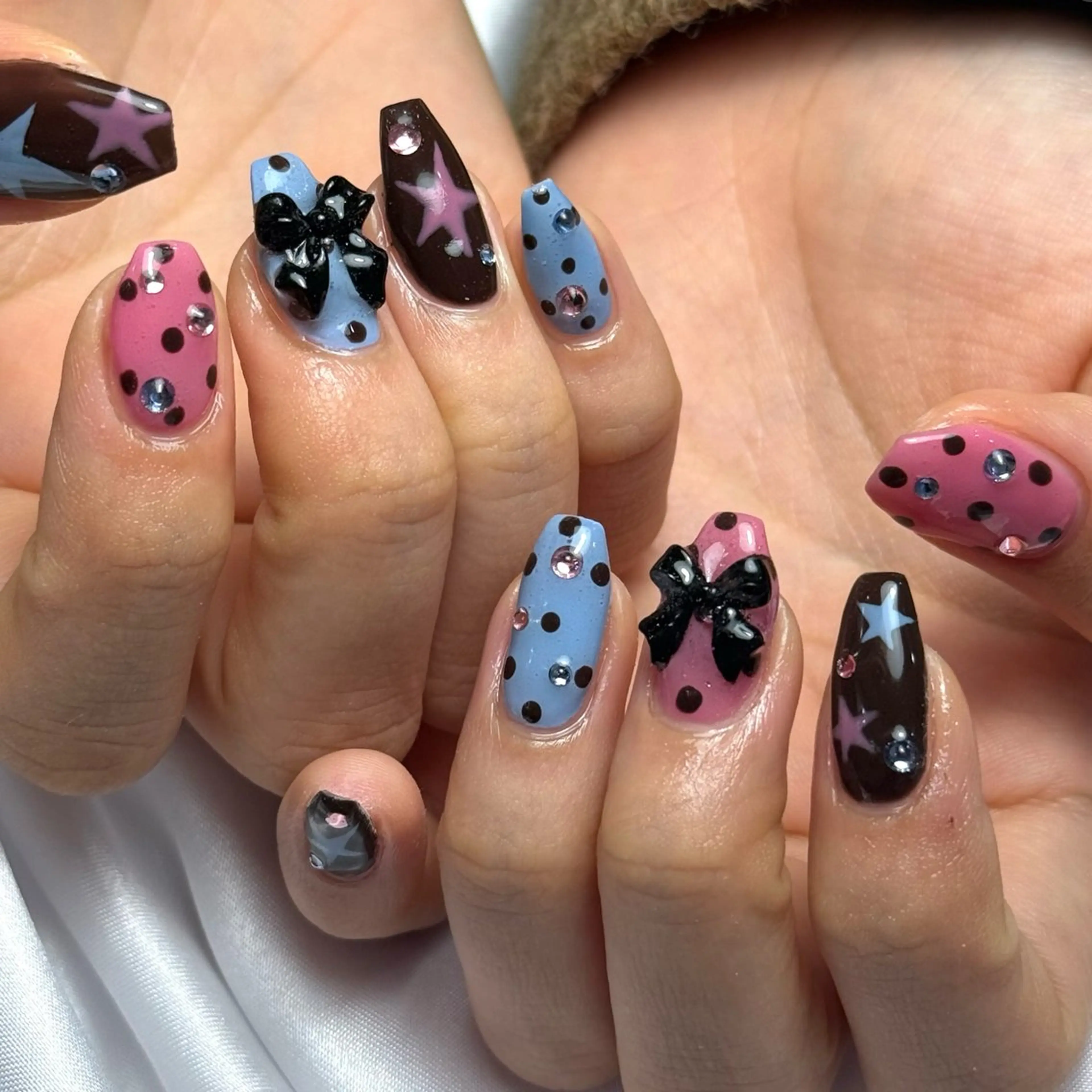 ネイル ドット 水色 ピンク Ray nail natsu🎀のネイルデザイン